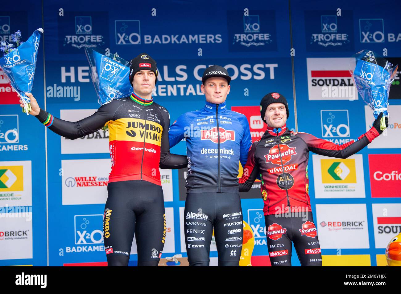 Wout van Aert, Mathieu van der Poel und Eli Iserbyt auf dem Podium beim Cyclocross-Rennen in Herentals Stockfoto