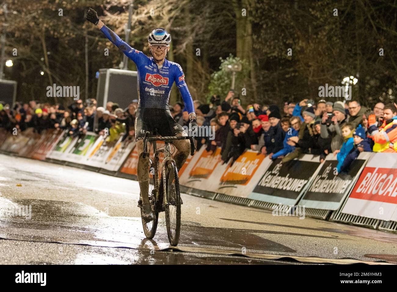 Puck Pieterse feiert auf der Ziellinie den Sieg im Superprestige-Cyclocross-Rennen in Diegem Stockfoto