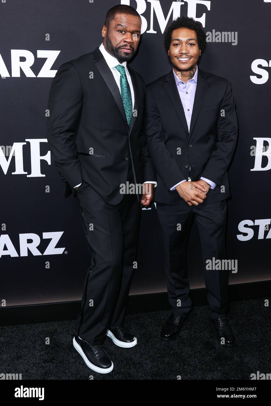 HOLLYWOOD, LOS ANGELES, KALIFORNIEN, USA - JANUAR 05: Amerikanischer Rapper, Schauspieler und Geschäftsmann 50 Cent (Curtis James Jackson III) und Demetrius Flenory Jr. treffen am 5. Januar 2023 in Hollywood, Los Angeles, Kalifornien, USA auf der Premiere von STARZ' „BMF“ (Black Mafia Family) Staffel 2 ein. (Foto von Xavier Collin/Image Press Agency) Stockfoto