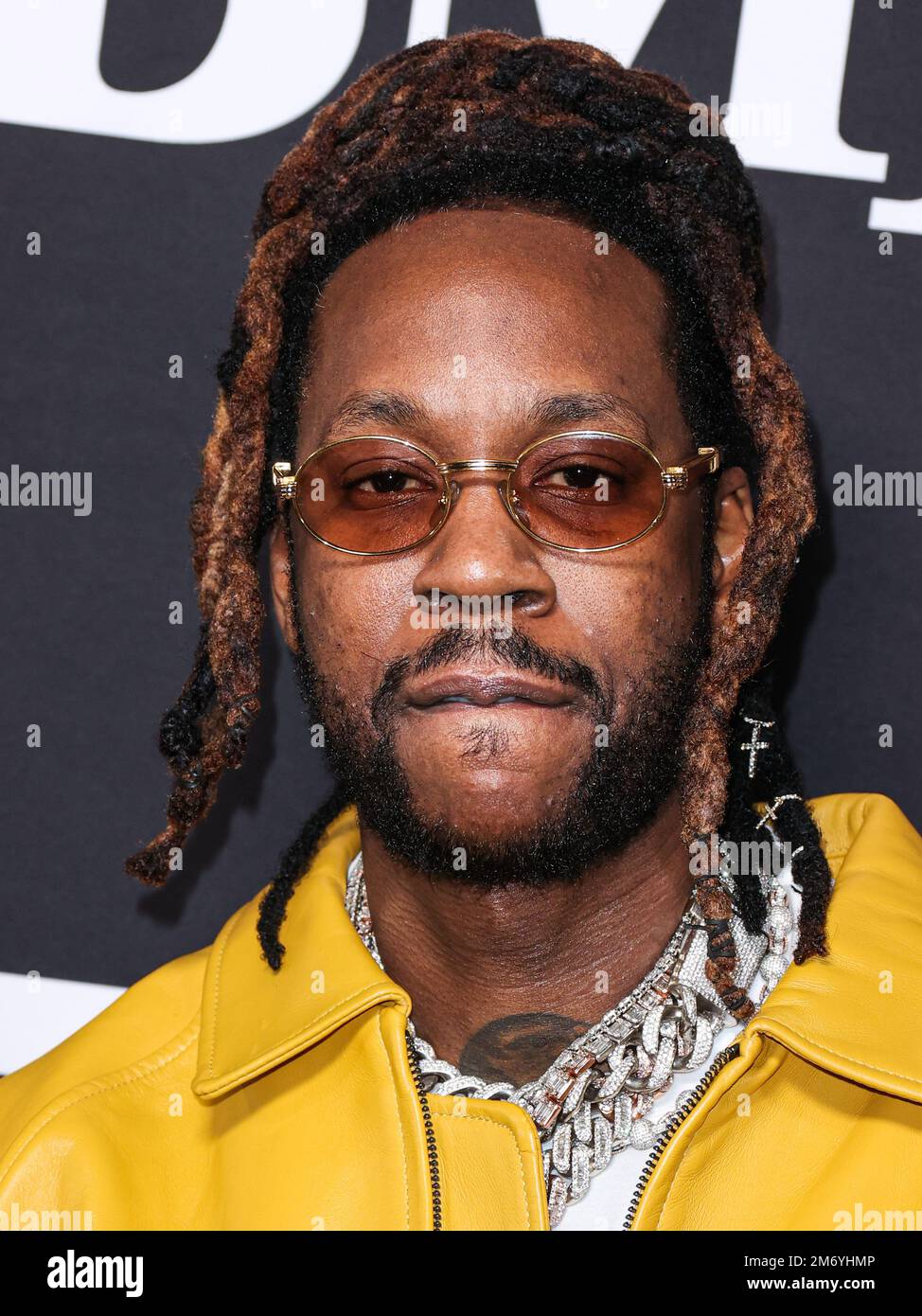 HOLLYWOOD, LOS ANGELES, KALIFORNIEN, USA - JANUAR 05: Der amerikanische Rapper 2 Chainz (Tauheed K. Epps) trifft am 5. Januar 2023 auf der Los Angeles Premiere der STARZ' 'BMF' (Black Mafia Family) Staffel 2 ein, die am. Januar im TCL Chinese Theatre IMAX in Hollywood, Los Angeles, Kalifornien, USA stattfindet. (Foto von Xavier Collin/Image Press Agency) Stockfoto