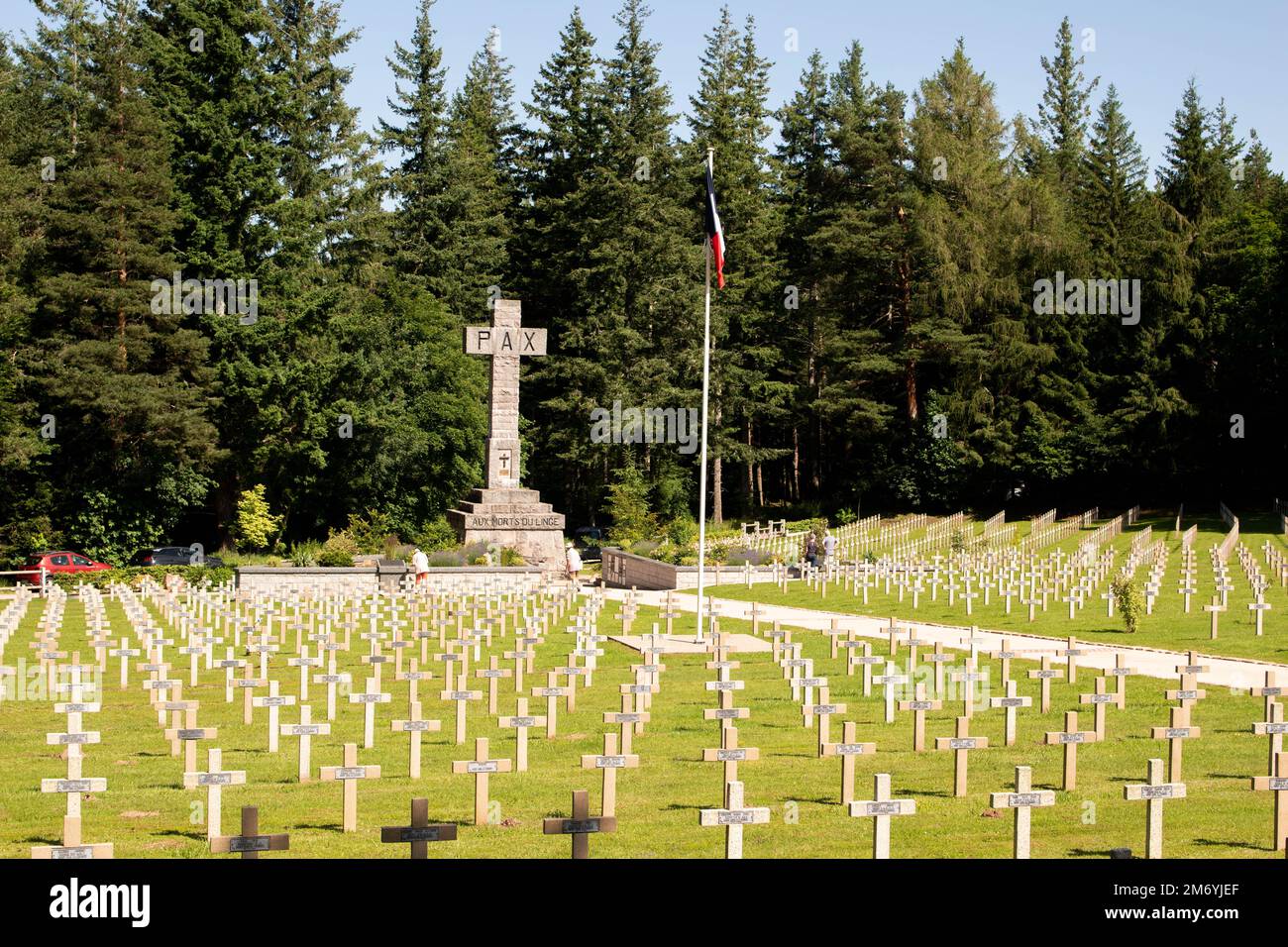 WW2 Friedhof. Reihen weißer Kreuze auf dem Friedhof des Zweiten Weltkriegs in Frankreich. Französisches Kriegsdenkmal. Großer Friedhof in voller Sonne Stockfoto