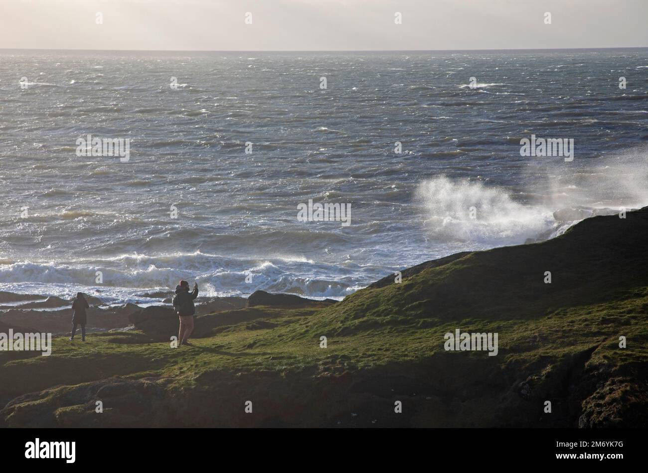 Elie, Fife, Schottland, Großbritannien. 6. Januar 2023 Starke Winde, die die Küste beeinflussen 32 km/h potenzielle Böen von 100 km/h, Temperatur 9 Grad real fühlen sich 3 Grad Celsius mit sonnigen Wellen und Schauern an. Kredit: ArchWhite/alamy Live News. Stockfoto