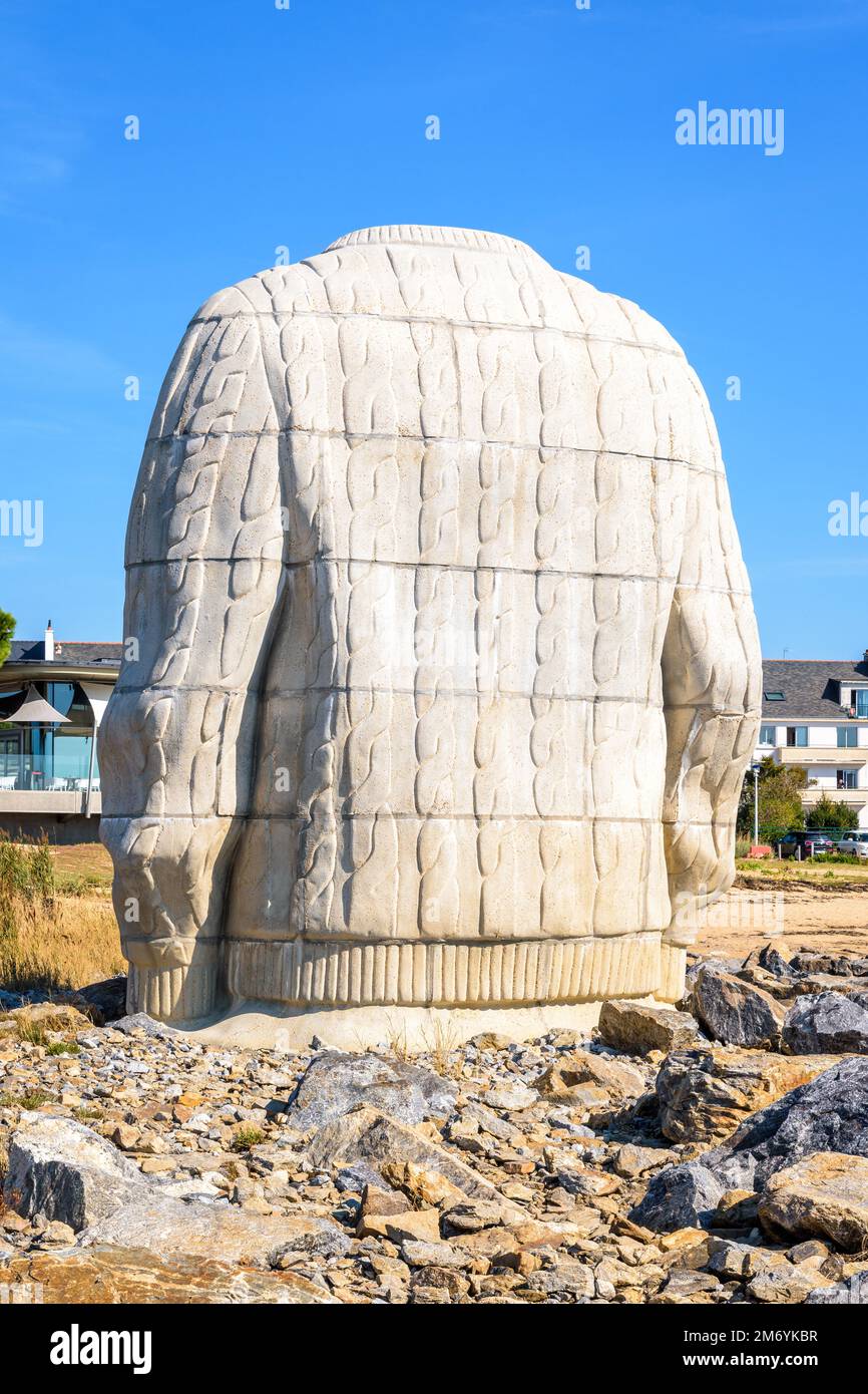 Eine monumentale Betonskulptur, die einen Pullover mit Zopfmuster darstellt, von Daniel Dewar und Gregory Gicquel in Saint-Nazaire, Frankreich. Stockfoto