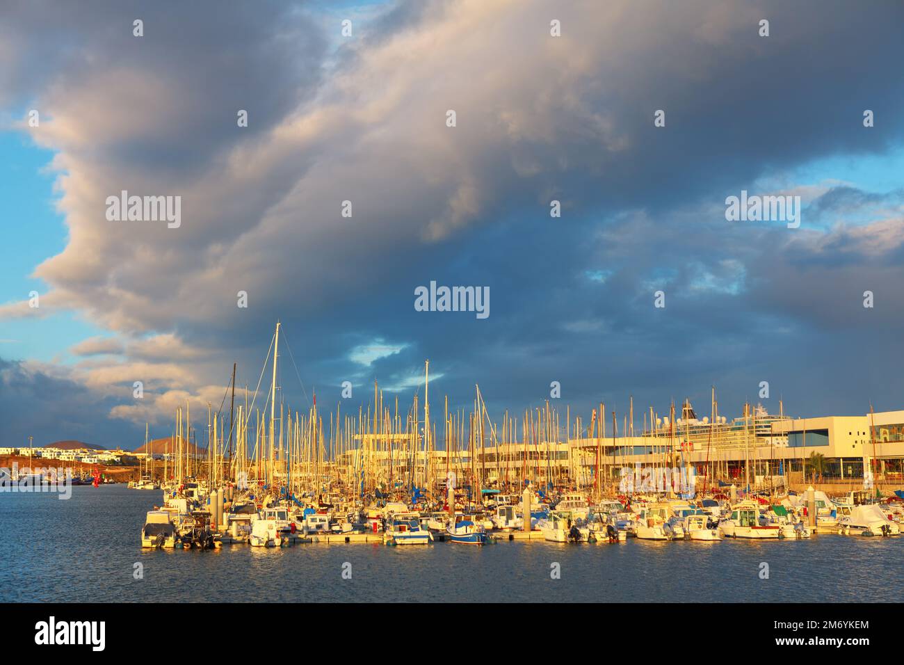 Boote und Yachten liegen im Hafen vor. Yachten in Marina Lanzarote. Fahren Sie mit dem Boot Stockfoto