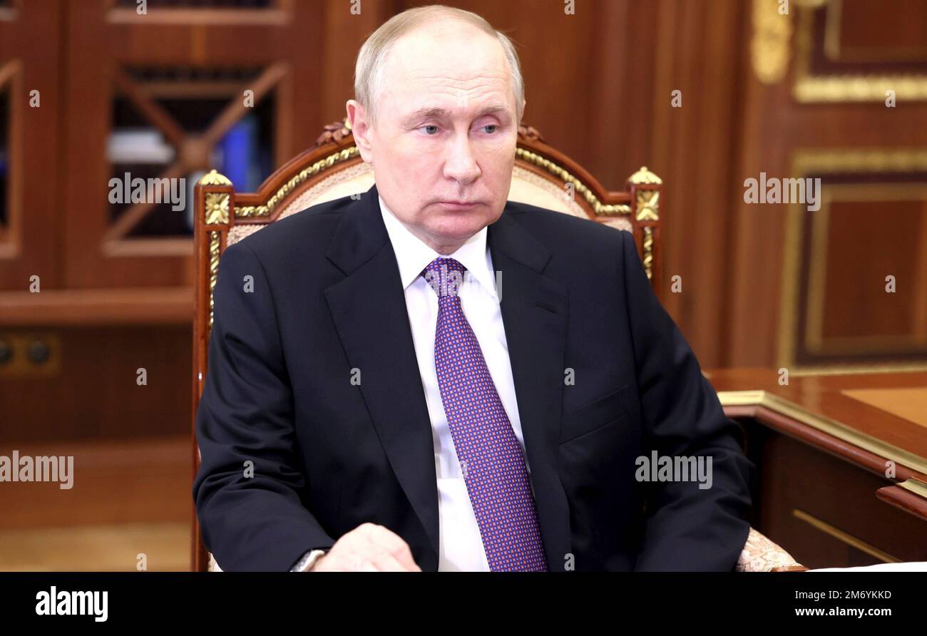 Moskau, Russland. 06. Januar 2023. Der russische Präsident Wladimir Putin hält am 6. Januar 2023 im Kreml in Moskau, Russland, ein persönliches Treffen mit dem CEO der Promsvyazbank Pyotr Fradkov ab. Kredit: Mikhail Klimentyev/Kremlin Pool/Alamy Live News Stockfoto