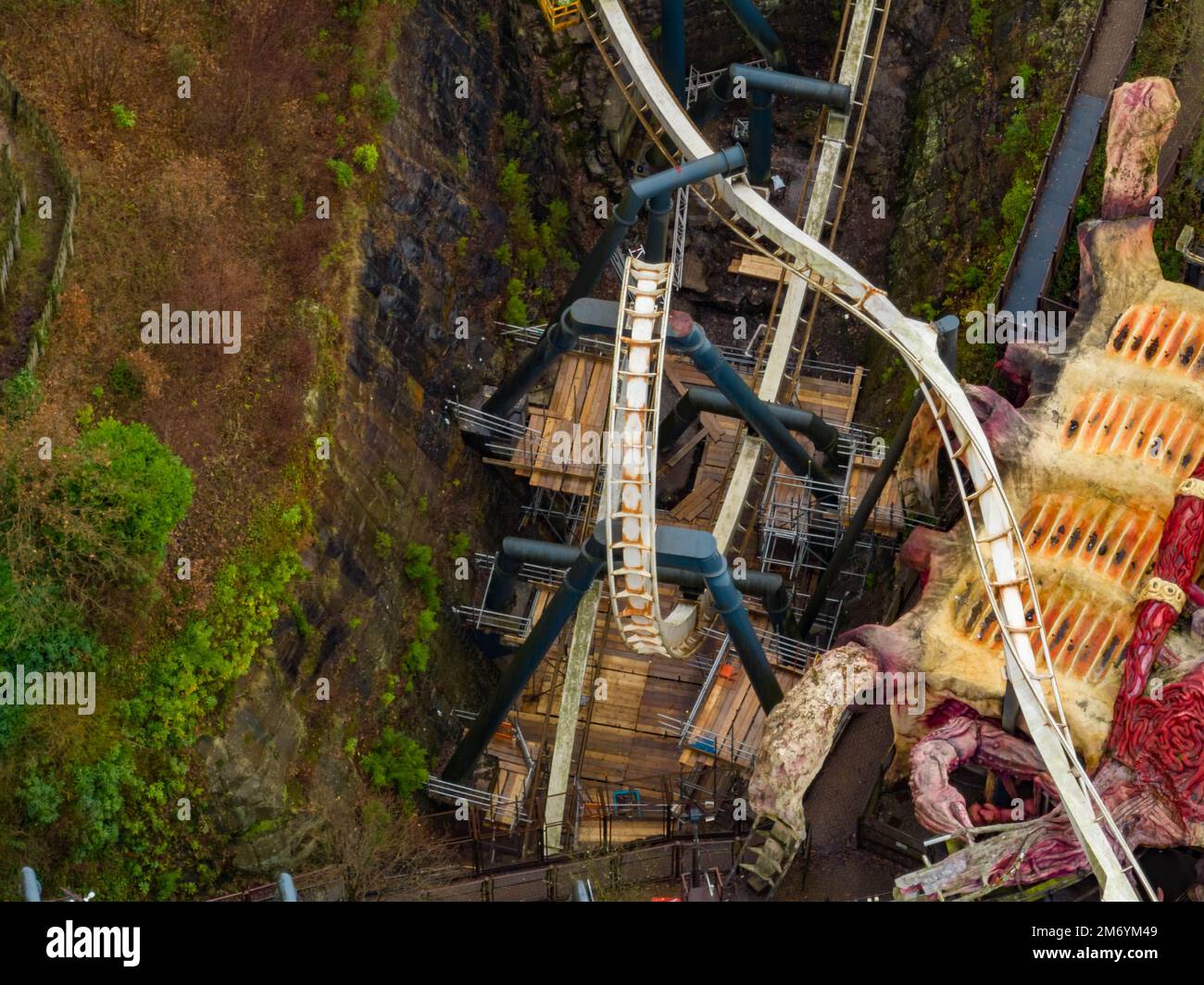 Aerial Drohne aus dem Air Filmmaterial von Nemesis Rollercoaster in Alton Towers wird am 2022. JANUAR 2023 entfernt Stockfoto