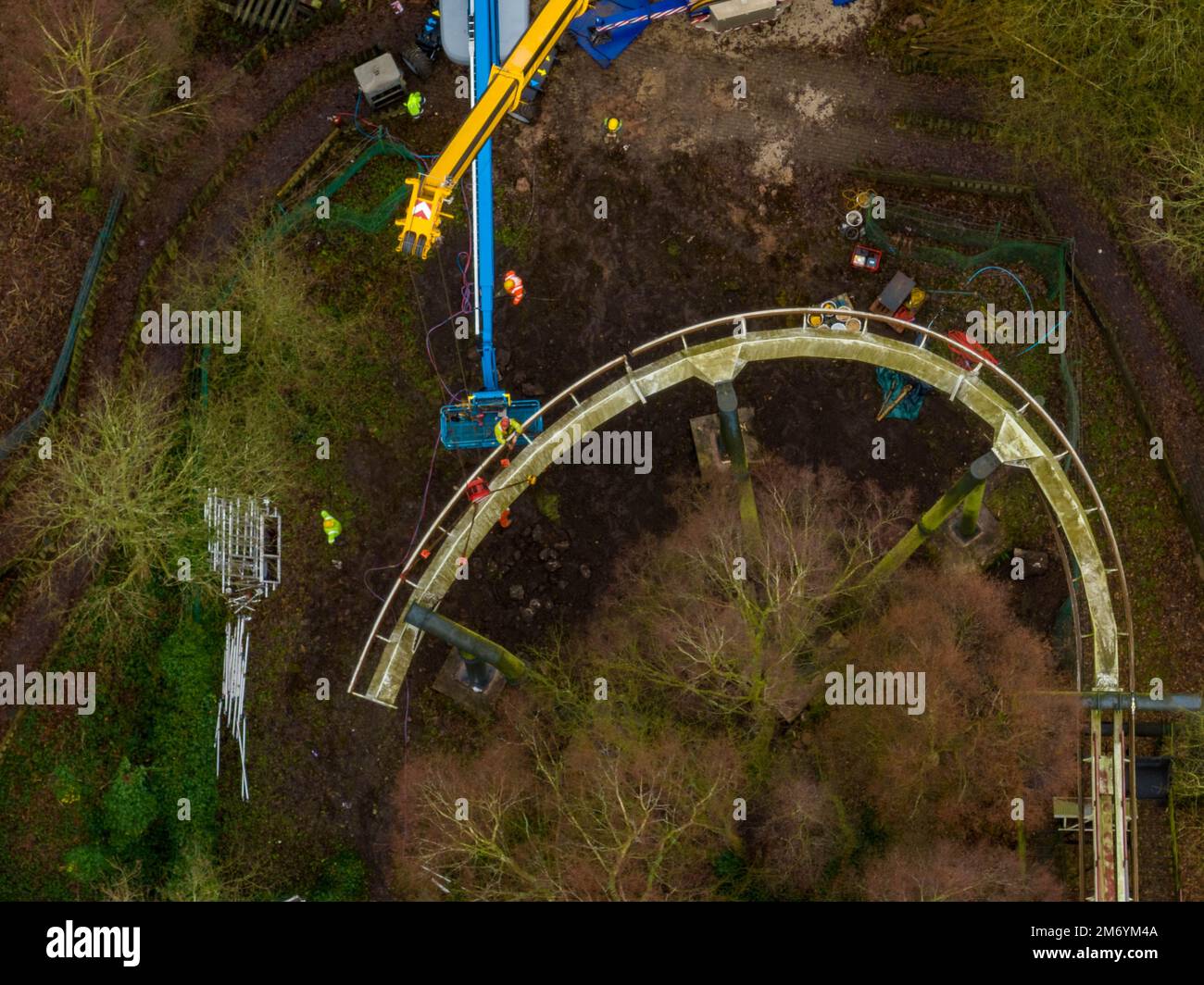 Aerial Drohne aus dem Air Filmmaterial von Nemesis Rollercoaster in Alton Towers wird am 2022. JANUAR 2023 entfernt Stockfoto