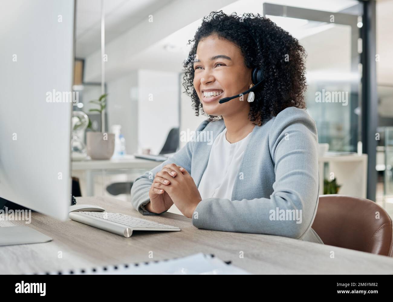 Schwarze Frau, Callcenter und Computer mit CRM und kontaktieren Sie uns, telefonisch mit Kundenservice oder Telemarketing. Technischer Support, Technik und Büro mit Stockfoto