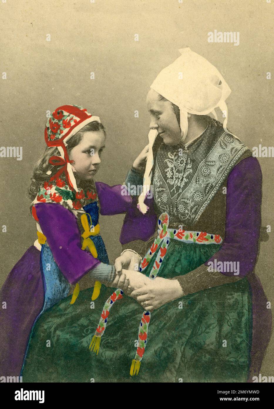 Les coiffes Bretonnes - Femme et Fillette de Plougastel - Daoulas Stockfoto