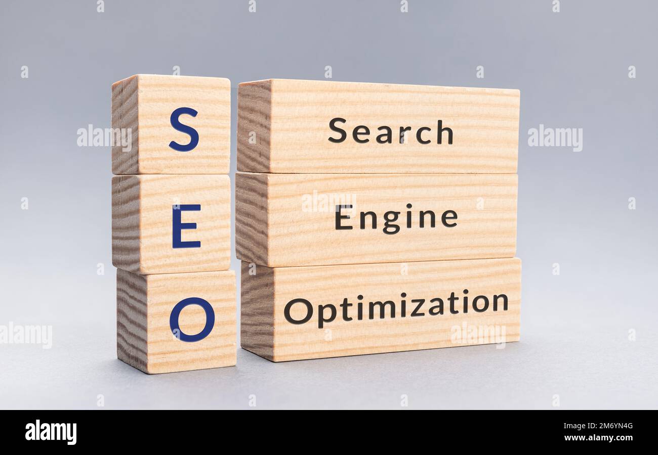 SEO Suchmaschinenoptimierung Text auf Holzblöcken auf grauem Hintergrund Stockfoto