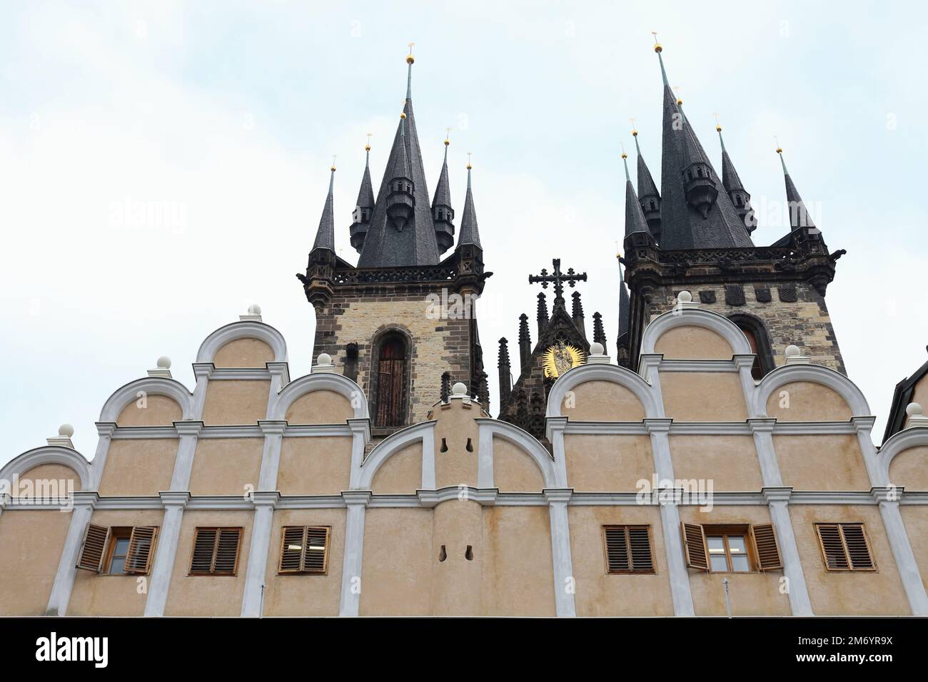 Chrám Matky Boží před Týnem, die Kirche soll Inspiration für die Disney-Burg, Stadt Prag, Tschechische Republik sein Stockfoto