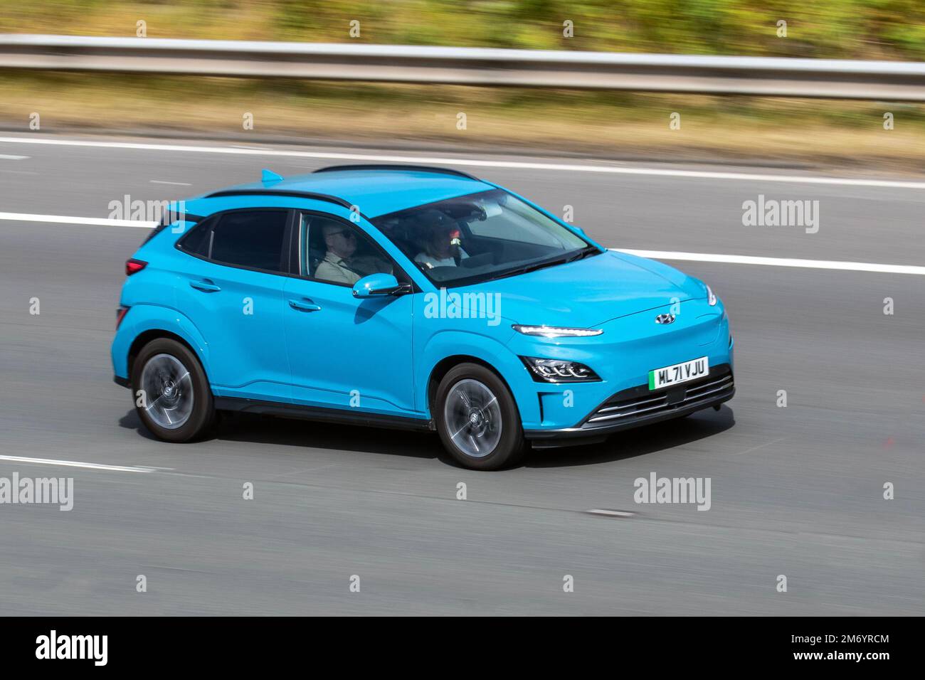 2021 Blue HYUNDAI KONA ULTIMATE Hatchback Electricity, 204 PMSM 64KWH 1-Gang-Automatikgetriebe; Fahrt auf der Autobahn M61 UK Stockfoto