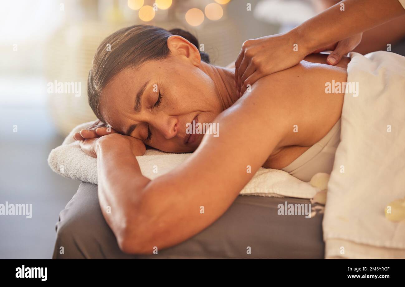 Frau im Spa mit Massage, Wellness und ganzheitlicher Selbstpflege mit Behandlung, Zen und Aromatherapie mit Massagetherapeuten. Luxuriöser Service, Körperpflege und Stockfoto