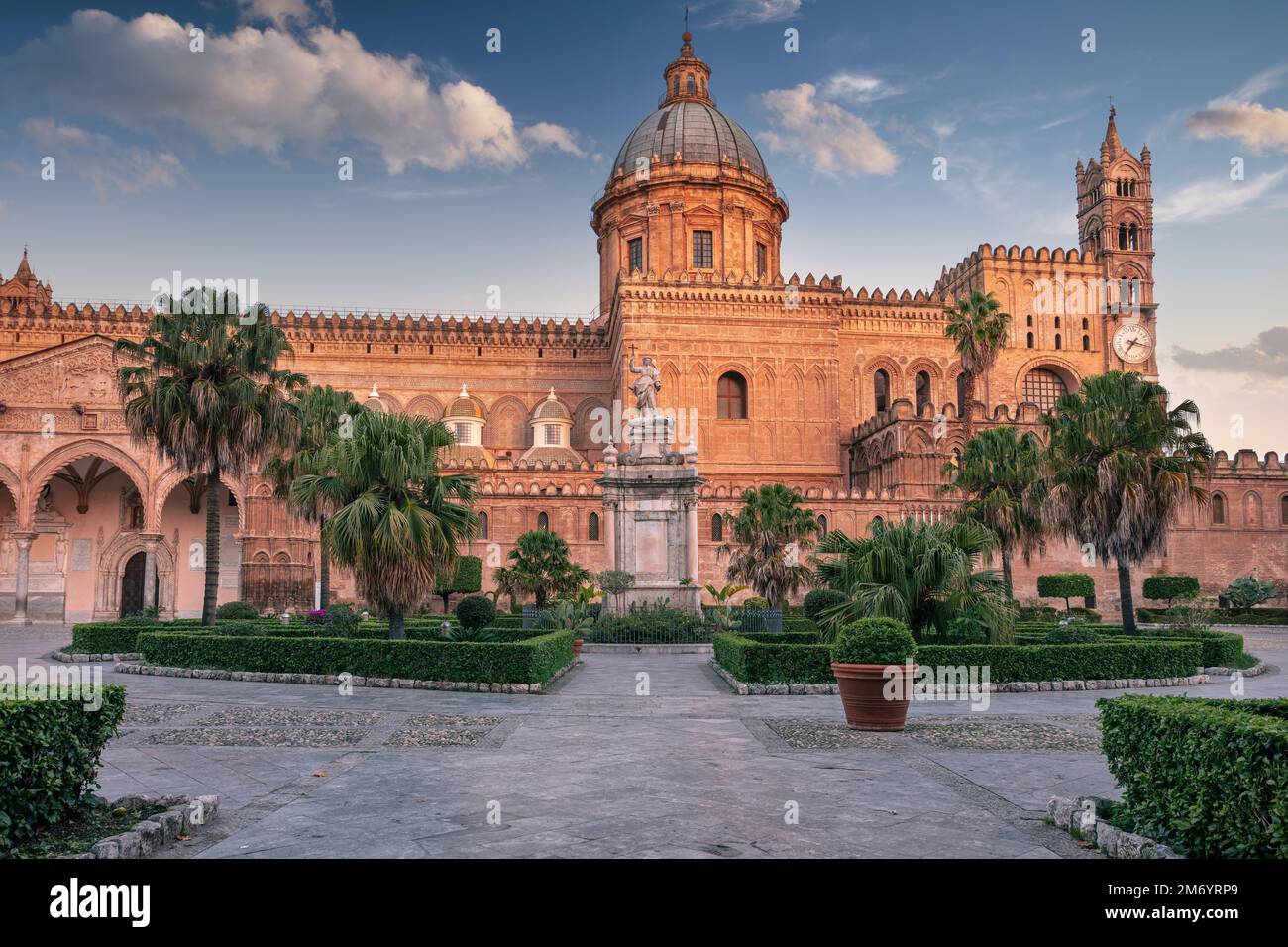 Kathedrale Von Palermo, Sizilien, Italien. Stadtbild der berühmten Kathedrale von Palermo in Palermo, Italien bei Sonnenaufgang. Stockfoto