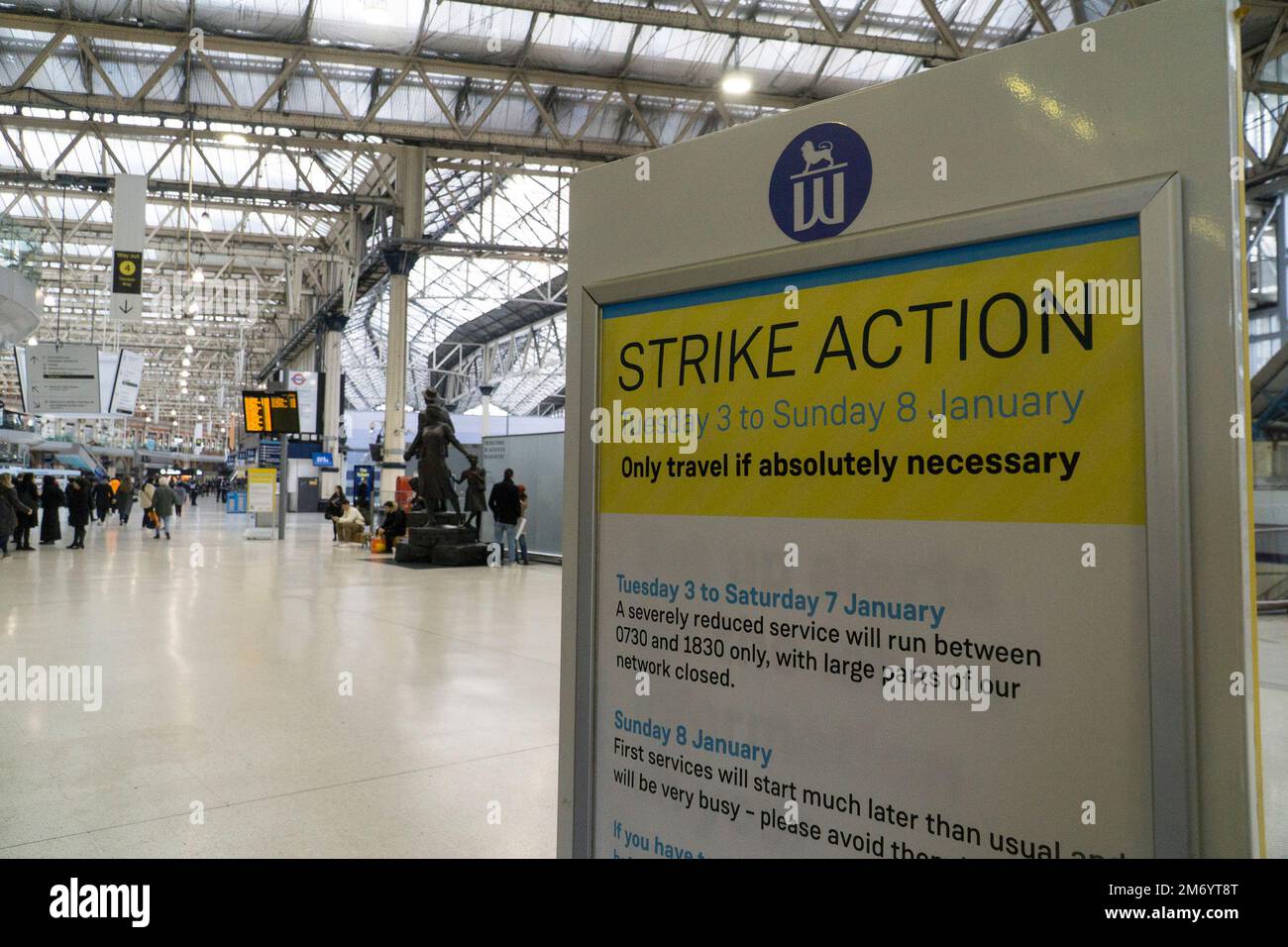 London, Vereinigtes Königreich, 5. Januar 2023: Waterloo Station fast am Mittag während eines Zugstreiks der Aslef Union verlassen.Stapel von Metro Zeitungen stehen ungelesen und nur wenige Passagiere versuchen zu reisen. Einige Züge fuhren von Waterloo, aber Waterloo East war komplett geschlossen. Streiks der GMT-Gewerkschaft betreffen den Schienenverkehr an vier weiteren Tagen in dieser Woche. Anna Watson/Alamy Live News Stockfoto