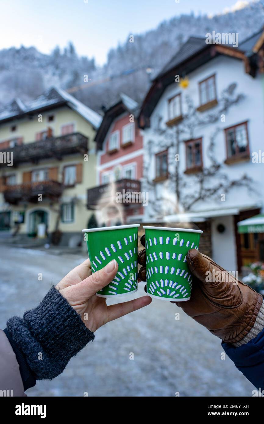 Gluhwein trinken in Hallstatt auf dem weihnachtsmarkt am Hauptplatz. Stockfoto