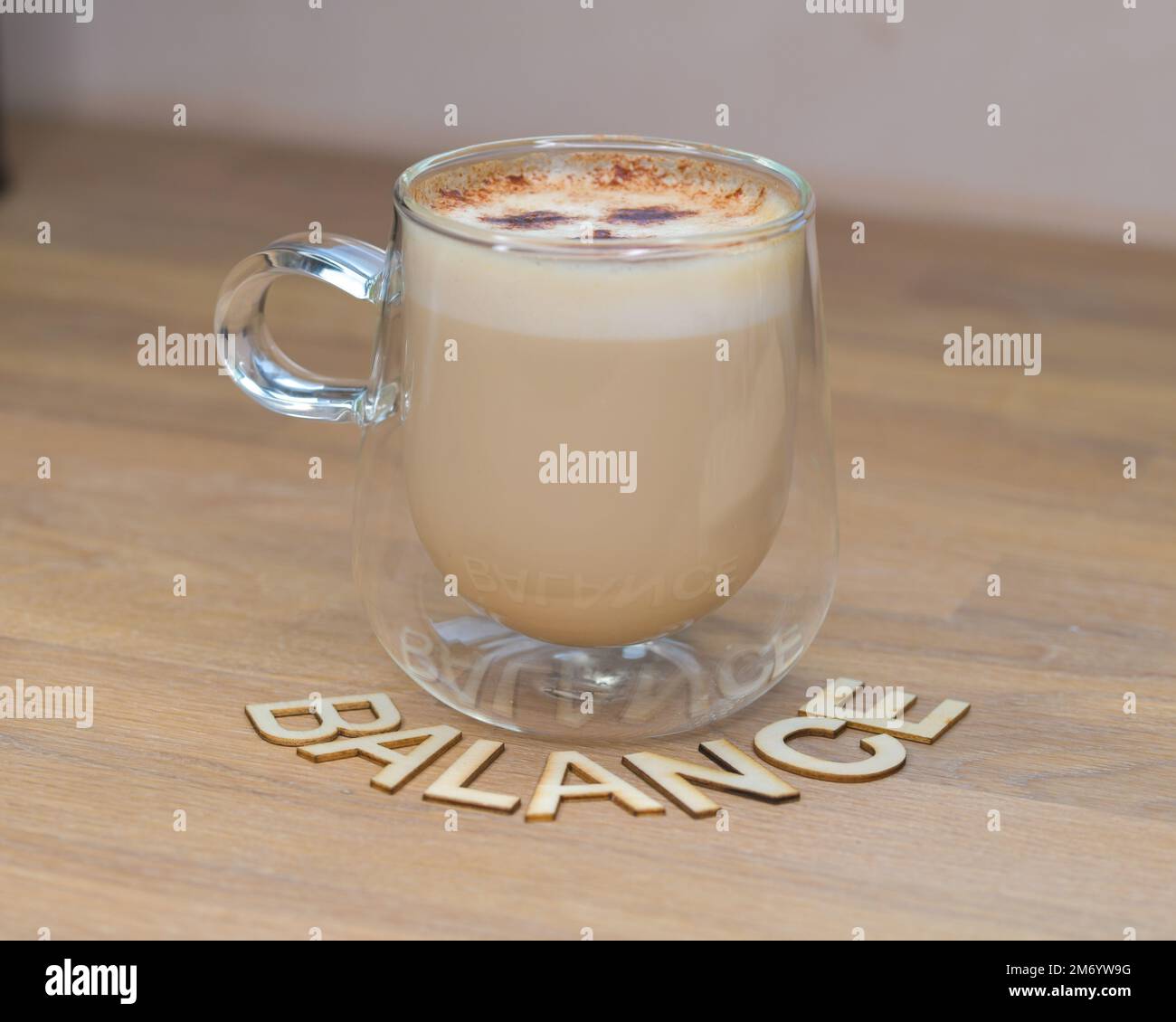 Hölzerne Buchstaben, die Balance ausdrücken, um eine Tasse Kaffee herum, entspannen, eine Pause machen, ein Gleichgewicht erreichen Arbeit, Leben Stockfoto