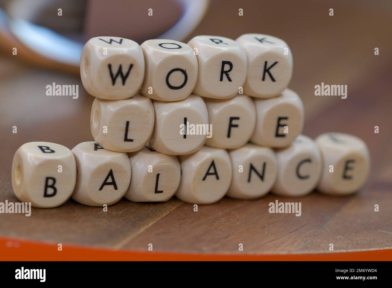 Holzbriefe mit den Worten, die in Work-Life-Balance, Work-Balancing auf Leben, Konzept, Hintergrund formuliert sind Stockfoto