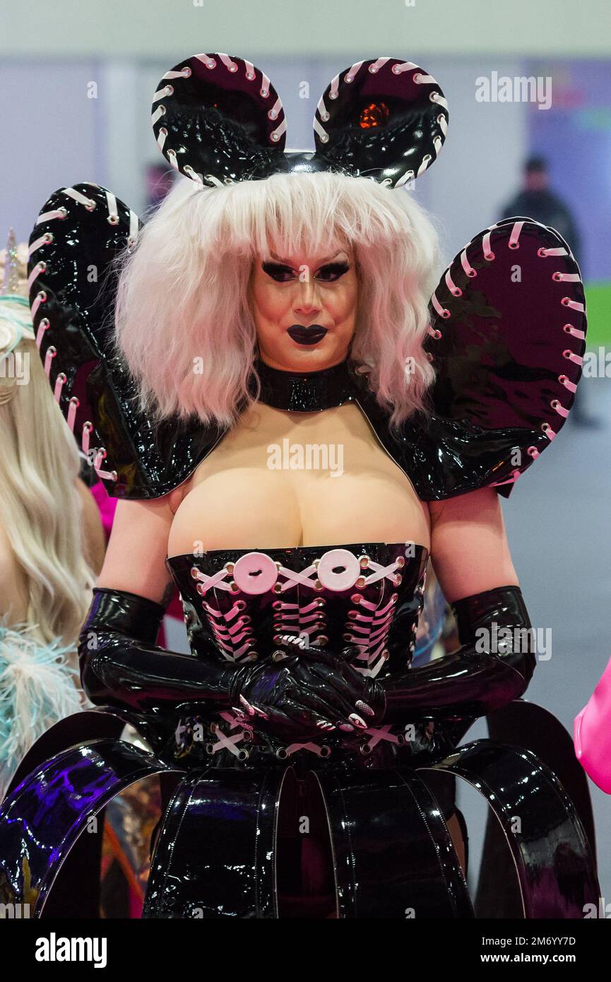 London, Großbritannien. 06. Januar 2023. LONDON, VEREINIGTES KÖNIGREICH - 06. JANUAR 2023 06: Jimbo nimmt an der Zeremonie zum Schneiden von Bändern während der Eröffnung der RuPaul's DragCon UK 2023 Teil, die von World of Wonder auf der Excel London vom 6-8. Januar 2023 in London, Vereinigtes Königreich, präsentiert wird. (Foto: Wiktor Szymanowicz/NurPhoto) Kredit: NurPhoto SRL/Alamy Live News Stockfoto