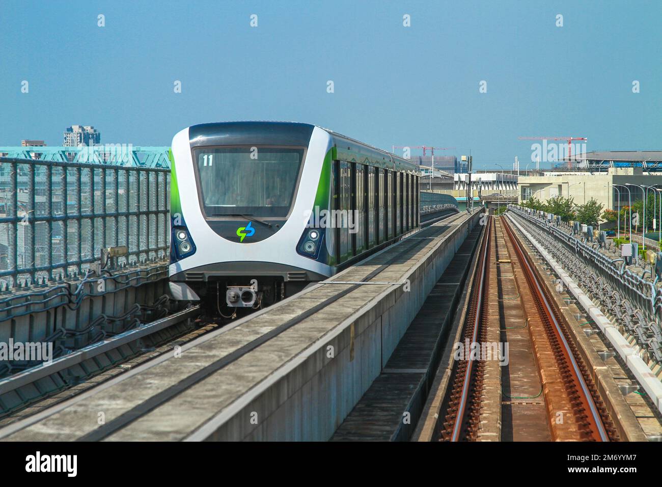 Taichung MRT-Zug fährt über der Straße Stockfoto