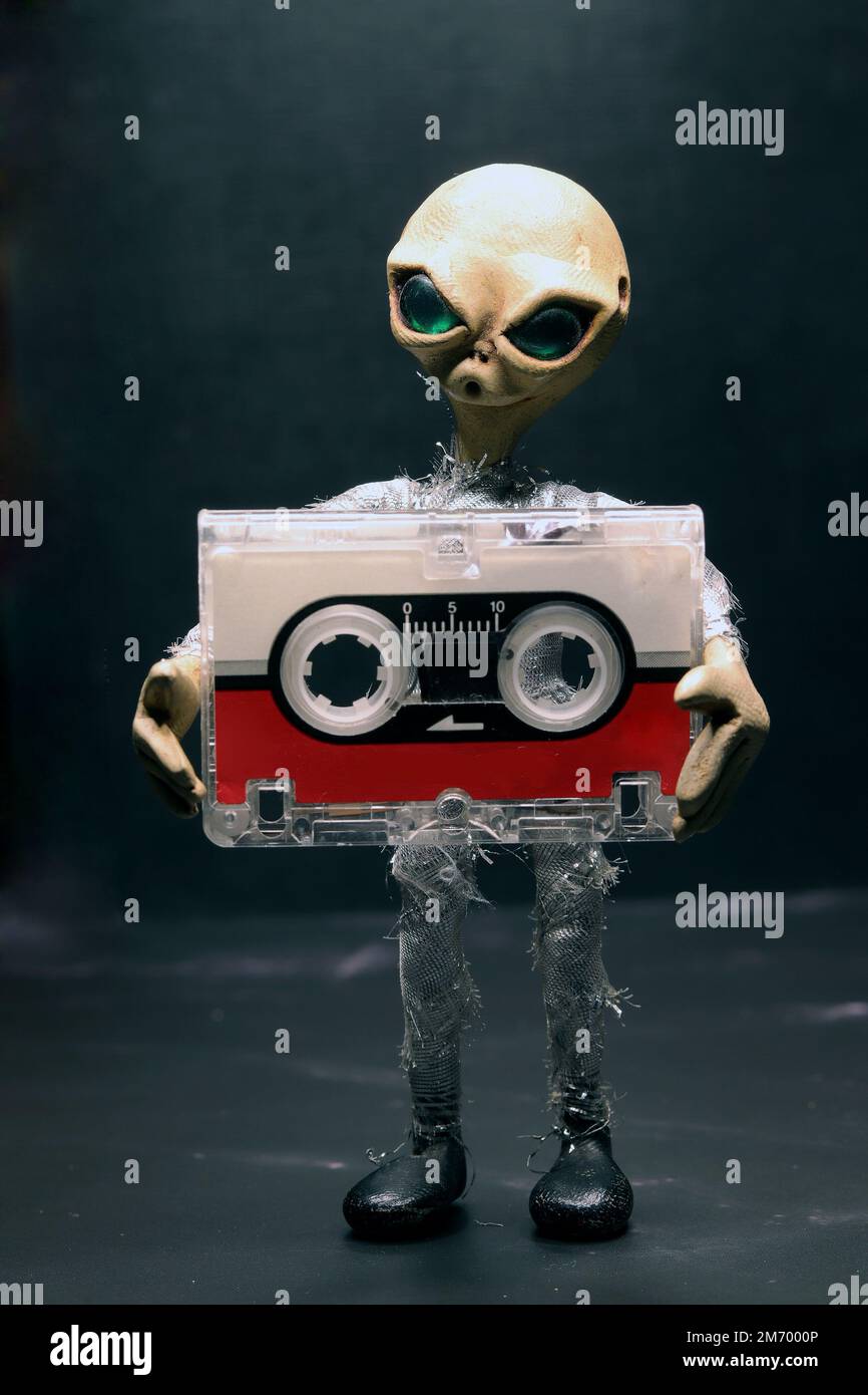 Außerirdischer, der eine Mikrokassetten-Vintage-Technologie besitzt Stockfoto