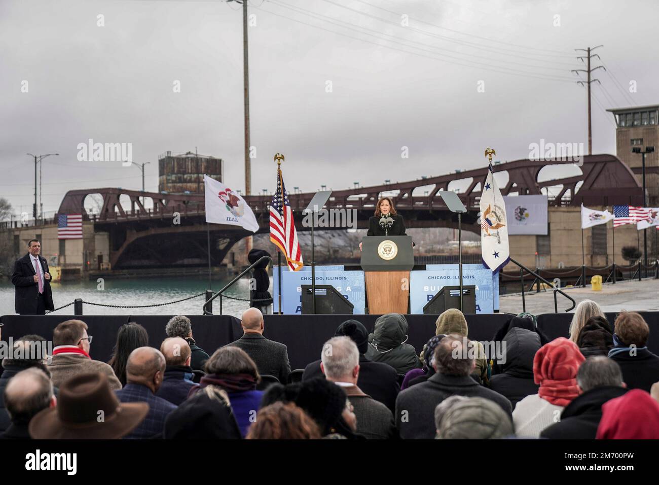 Chicago, Vereinigte Staaten Von Amerika. 04. Januar 2023. Chicago, Vereinigte Staaten von Amerika. 04. Januar 2023. US-Vizepräsidentin Kamala Harris, spricht auf einer Veranstaltung über den parteiübergreifenden Infrastrukturplan vor der 95. Street Bridge in Crowley's Yacht Yard, 4. Januar 2023 in Chicago, Illinois. Die Biden-Harris-Regierung hat $144 Millionen Dollar für die Reha von vier alten Brücken über den Calumet River auf der Südseite von Chicago bereitgestellt. Kredit: Lawrence Jackson/White House Photo/Alamy Live News Stockfoto