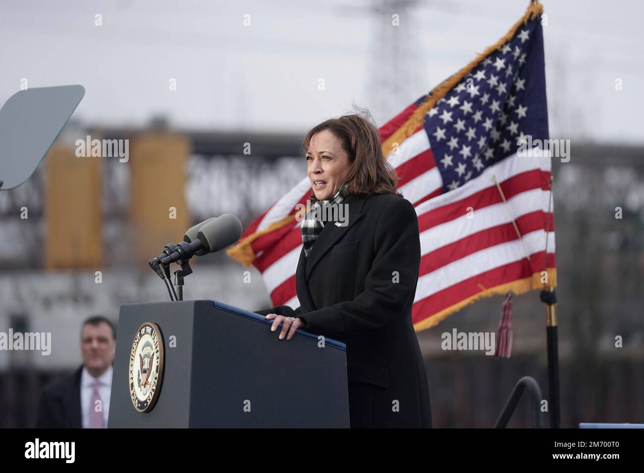 Chicago, Vereinigte Staaten Von Amerika. 04. Januar 2023. Chicago, Vereinigte Staaten von Amerika. 04. Januar 2023. US-Vizepräsidentin Kamala Harris, spricht auf einer Veranstaltung über den parteiübergreifenden Infrastrukturplan vor der 95. Street Bridge in Crowley's Yacht Yard, 4. Januar 2023 in Chicago, Illinois. Die Biden-Harris-Regierung hat $144 Millionen Dollar für die Reha von vier alten Brücken über den Calumet River auf der Südseite von Chicago bereitgestellt. Kredit: Lawrence Jackson/White House Photo/Alamy Live News Stockfoto