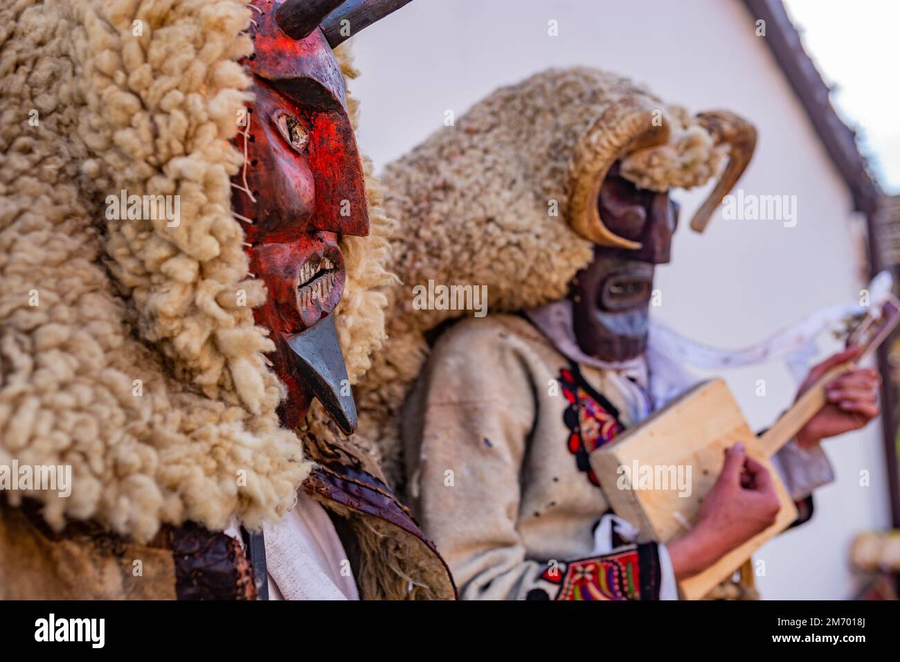 Buso-Gruppe mit einem provisorischen Fahrzeug, das für die jährlichen buso-Festlichkeiten/Poklade in Mohacs, Ungarn, verkleidet ist Stockfoto