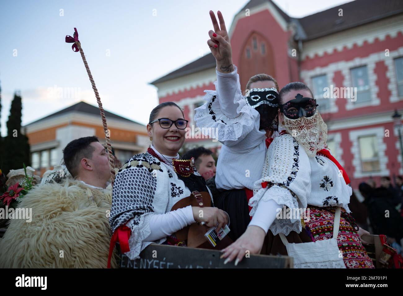 Glückliche junge Frauen in traditioneller Kleidung während der jährlichen buso-Feierlichkeiten / Poklade in Mohacs, Ungarn Stockfoto