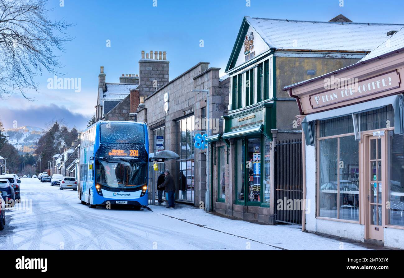 Ballater Aberdeenshire Schottland Winter mit Snow Bus und Passagieren in der Golf Road Stockfoto