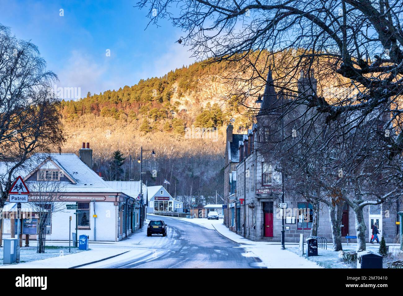 Ballater Aberdeenshire Schottland Winter Mit Schnee Und Blick Auf Die ballater-aberdeenshire-schottland-winter-mit-schnee-und-blick-auf-die