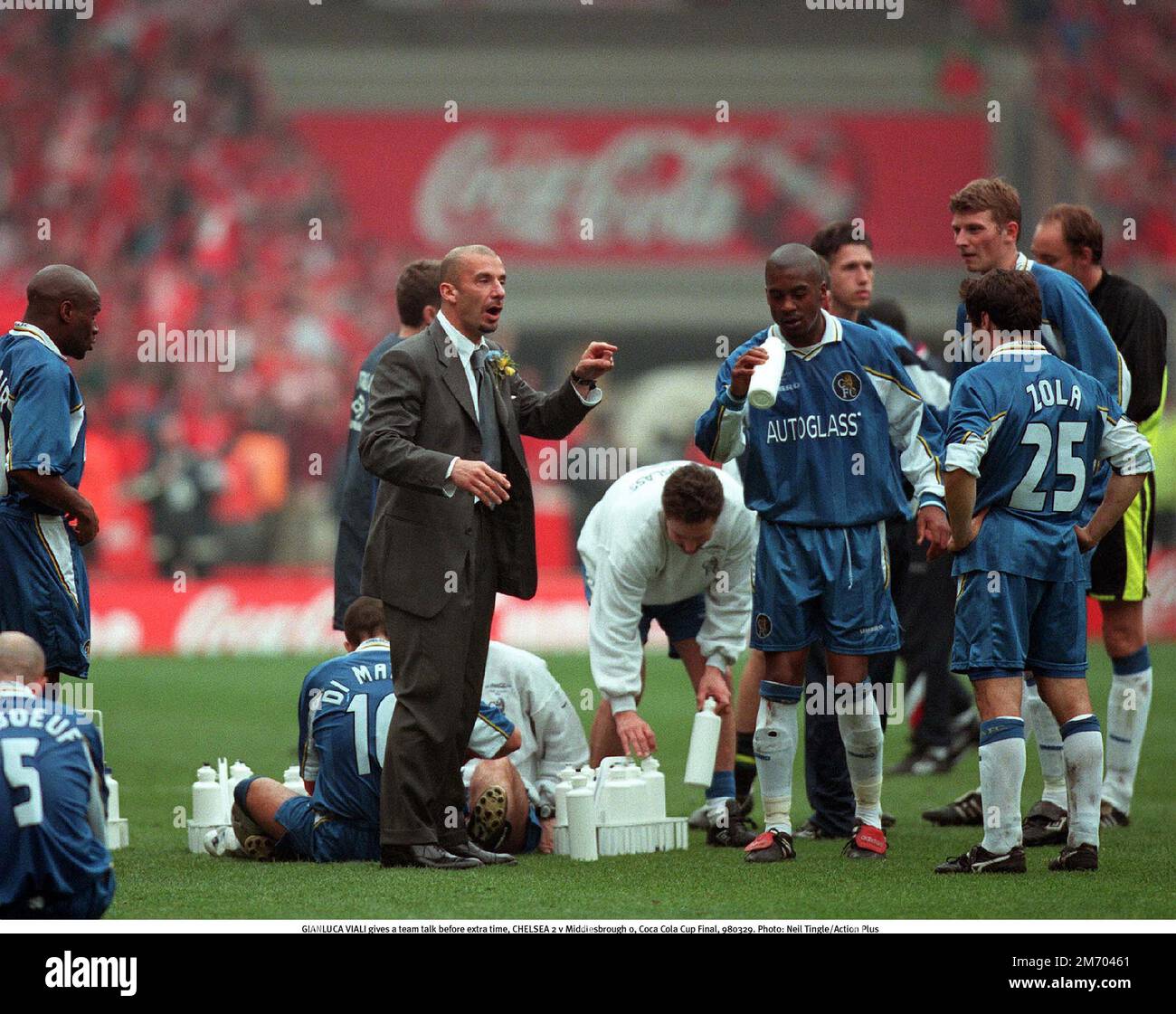 GIANLUCA VIALI hält vor der Verlängerung einen Teamvortrag, CHELSEA 2 gegen Middlesbrough 0, Coca-Cola-Cup-Finale, 980329. Foto: Neil Tingle/Action Plus.1998.Soccer.Premier.Football.Manager.Association.Coach Coaches.Clubs.Premier League Stockfoto