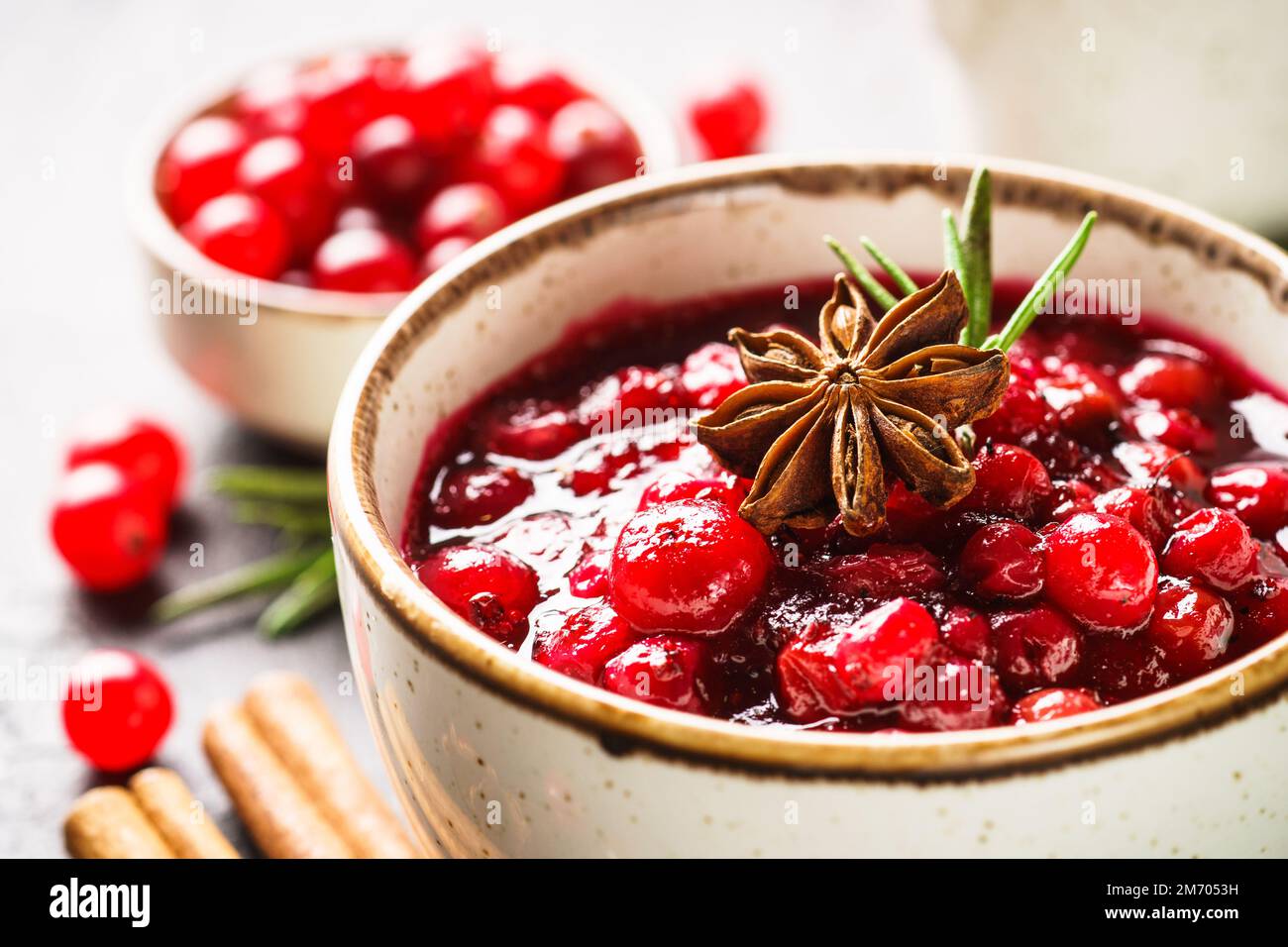 Cranberry Sauce in eine Schüssel Ansicht von oben. Stockfoto