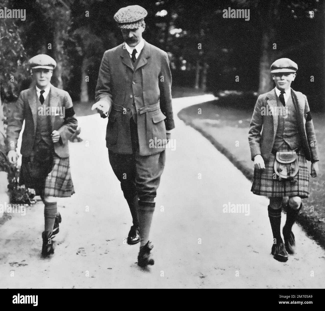 Prinzen Edward und Albert mit ihrem Nachhilfelehrer Henry Peter Hansell in Balmoral, c1904. The Future Kings Edward VIII (1894-1972) und George VI (1895-1952) mit ihrem Nachhilfelehrer Peter Henry Hansell (1863-1935) in Balmoral, Schottland, c1904. Stockfoto