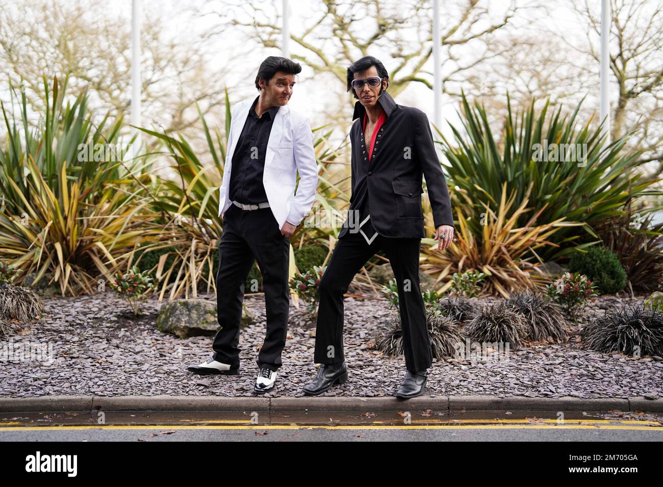 Die Elvis-Künstler Chris Vegas (L) und Carl Memphis posieren, bevor sie an den Elvis-Europameisterschaften im Hilton Birmingham Metropole Hotel, Birmingham, teilnehmen. Foto: Freitag, 6. Januar 2023. Stockfoto Die Elvis-Künstler Chris Vegas (L) und Carl Memphis posieren, bevor sie an den Elvis-Europameisterschaften im Hilton Birmingham Metropole Hotel, Birmingham, teilnehmen. Foto: Freitag, 6. Januar 2023. Stockfoto