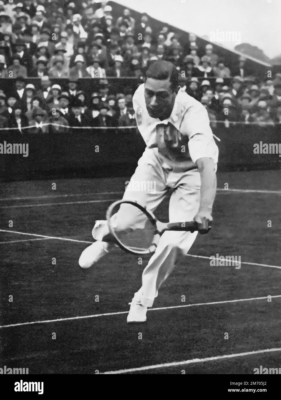 Der Herzog von York nimmt an den Männerdoppelspielen der Wimbledon Championships 1926 Teil. Der Herzog von York, der zukünftige König George VI. (1895-1952), wurde in Zusammenarbeit mit seinem Mentor und Berater Louis Greig (1880-1953) in der ersten Runde von den ehemaligen Champions Herbert Roper Barrett (1873-1943) und Arthur Gore (1868-1928) eliminiert. Stockfoto