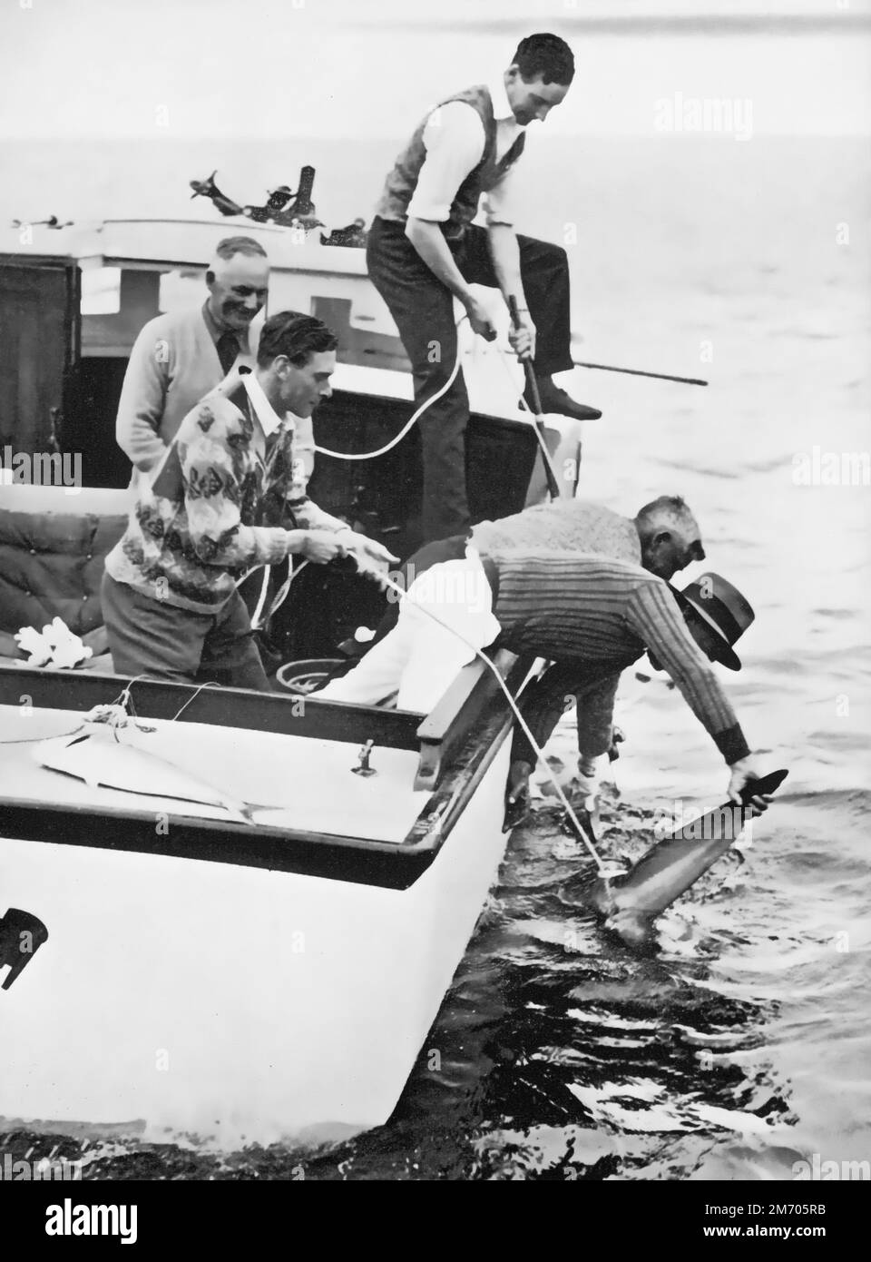 Der Herzog von York (1895-1952), der zukünftige König George VI., der in der Bay of Islands, Neuseeland, angeln während seiner Tour durch Australien und Neuseeland, 1927. Seine Seereise nach Australien, Neuseeland und Fidschi ging über Jamaika. Stockfoto
