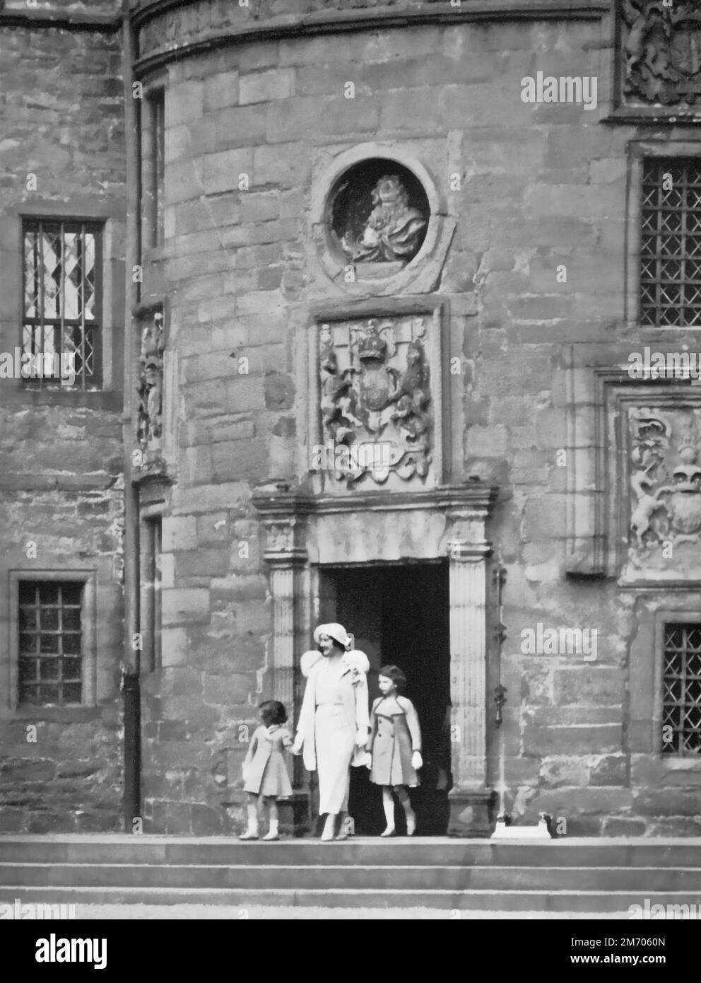 Die Herzogin von York mit ihren Töchtern, den Prinzessinnen Elizabeth und Marget, in ihrem Elternhaus Glamis Castle, Angus, Schottland, c1935. Die zukünftige Königin Elizabeth die Königinmutter (1900-2002) mit ihren Töchtern, der zukünftigen Königin Elizabeth II. Und Prinzessin Margaret, Gräfin von Snowdon (1930-2002). Stockfoto