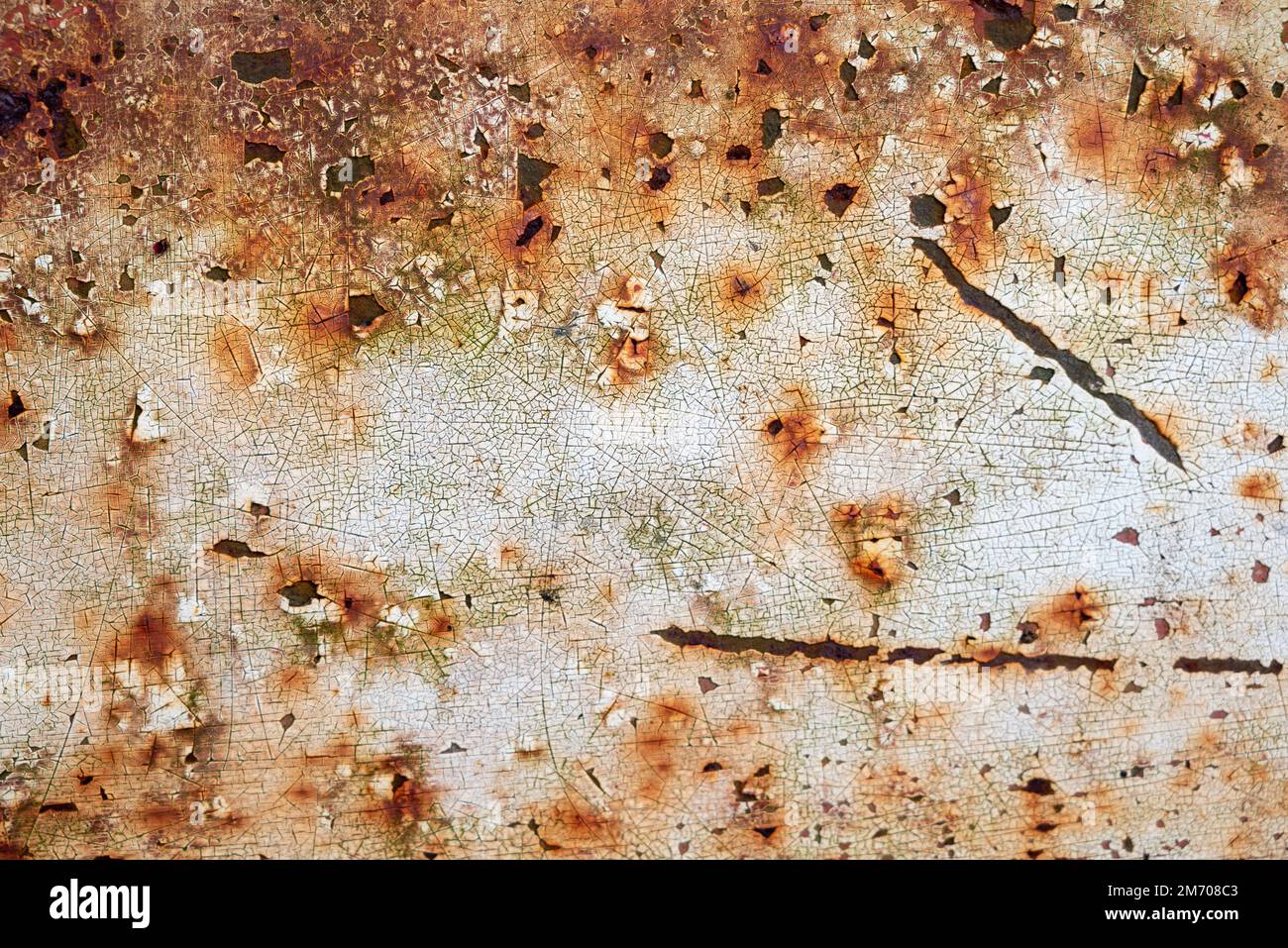 Roststruktur. Roststruktur rot gefärbt. Hintergrund rot. Hintergrund der Standby-Farbe in Rot Stockfoto