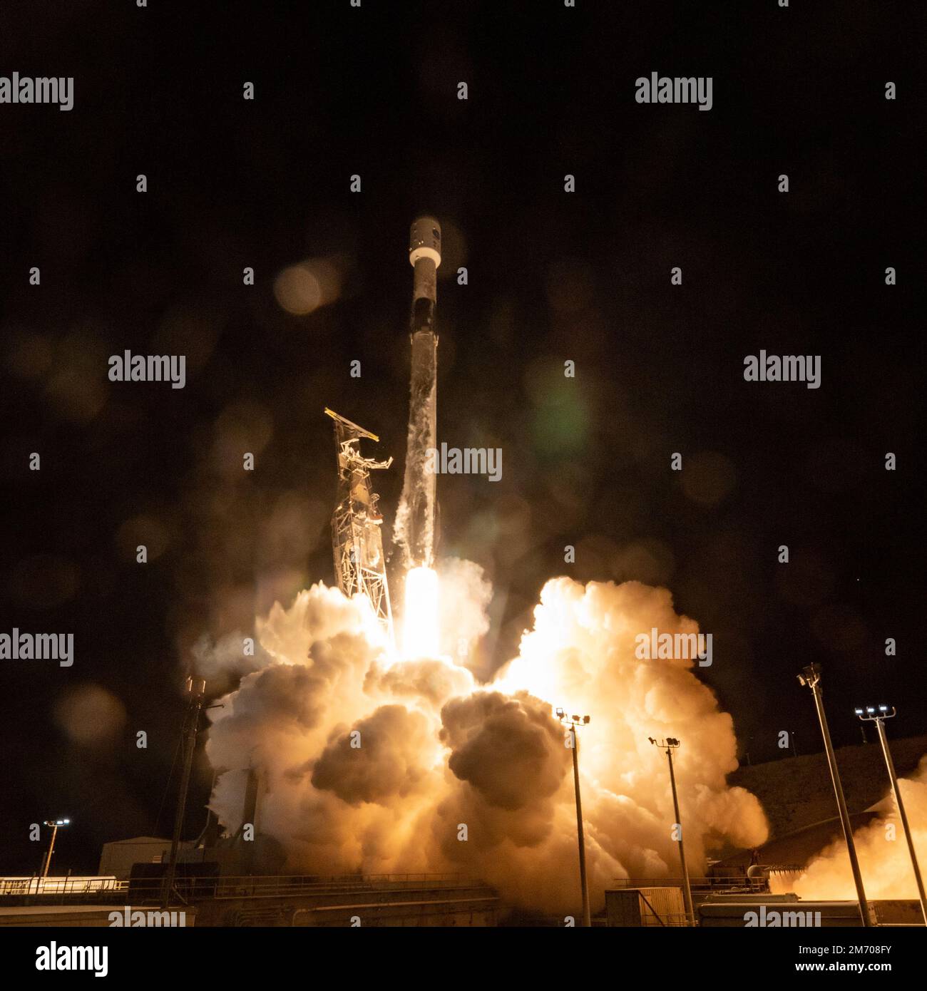 VANDENBURG SPACE FORCE BASE, KALIFORNIEN, USA - 18. Dezember 2022 - Eine SpaceX Falcon 9 Rakete startet mit dem Surface Water and Ocean Topography (SWOT) Stockfoto