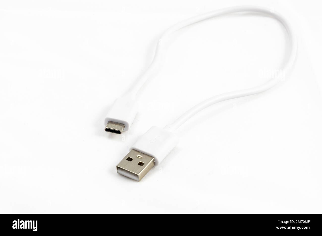 Weißes USB-zu-USB-C-Kabel auf weißem Hintergrund Stockfoto