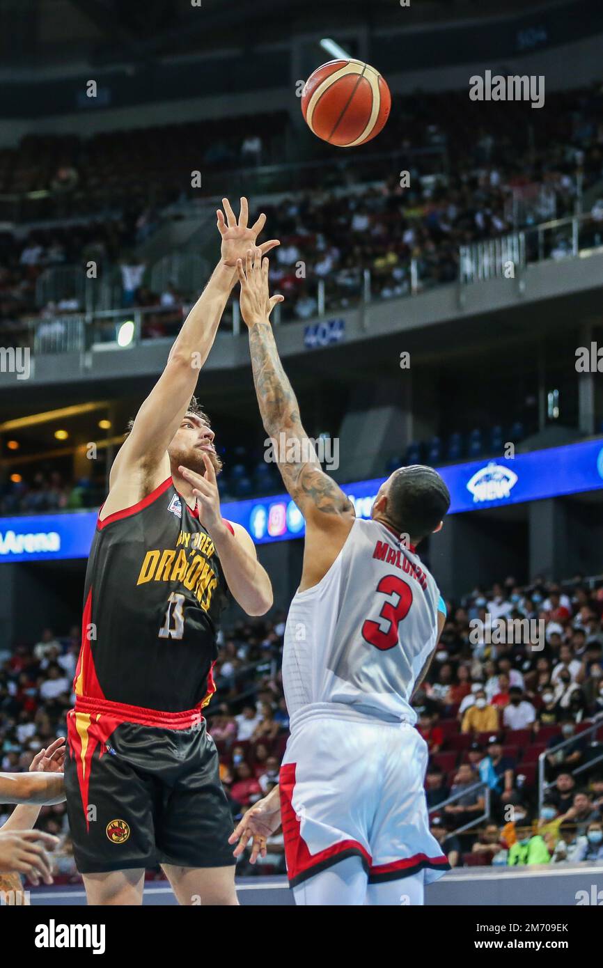 Pasay City, Philippinen. 6. Januar 2023. Duncan Ocerbeck Reid (L) von Bay Area Dragons schießt während des Spiels 4 zwischen Barangay Ginebra San Miguel und Bay Area Dragons beim Commissioner's Cup Finale der Philippine Basketball Association (PBA) in Pasay City, Philippinen, am 6. Januar 2023. Kredit: Rouelle Umali/Xinhua/Alamy Live News Stockfoto