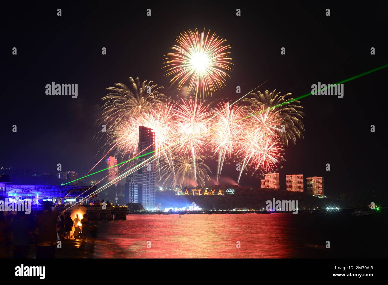Feuerwerk und Lasershow am Strand bei Pattaya Silvesterfeierlichkeiten in Thailand Stockfoto