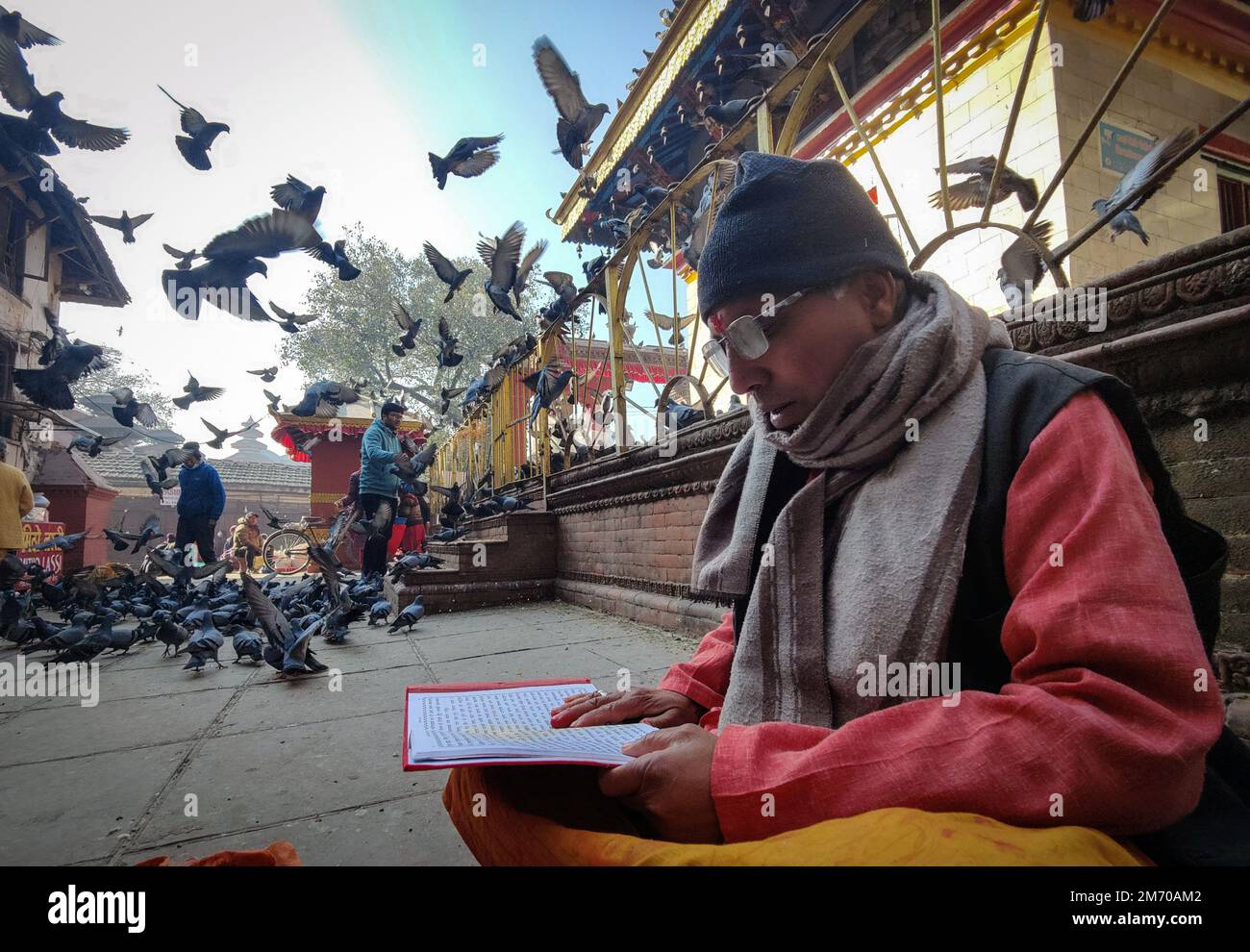 Kathmandu, Bagmati, Nepal. 6. Januar 2023. Ein Priester liest das Kapitel des Swasthani-Buches, das Teil eines einmonatigen Buches für das Swasthani Brata Katha-Festival in Kathmandu, Nepal, am 6. Januar 2023 war. Die Hindu-Menschen beobachten schnell und beten zu Göttin Swasthani und Gott Madhav Narayan, lesen das Swasthani-Buch während des einmonatigen Festivals für Familienglück und Wohlstand. (Kreditbild: © Sunil Sharma/ZUMA Press Wire) Stockfoto