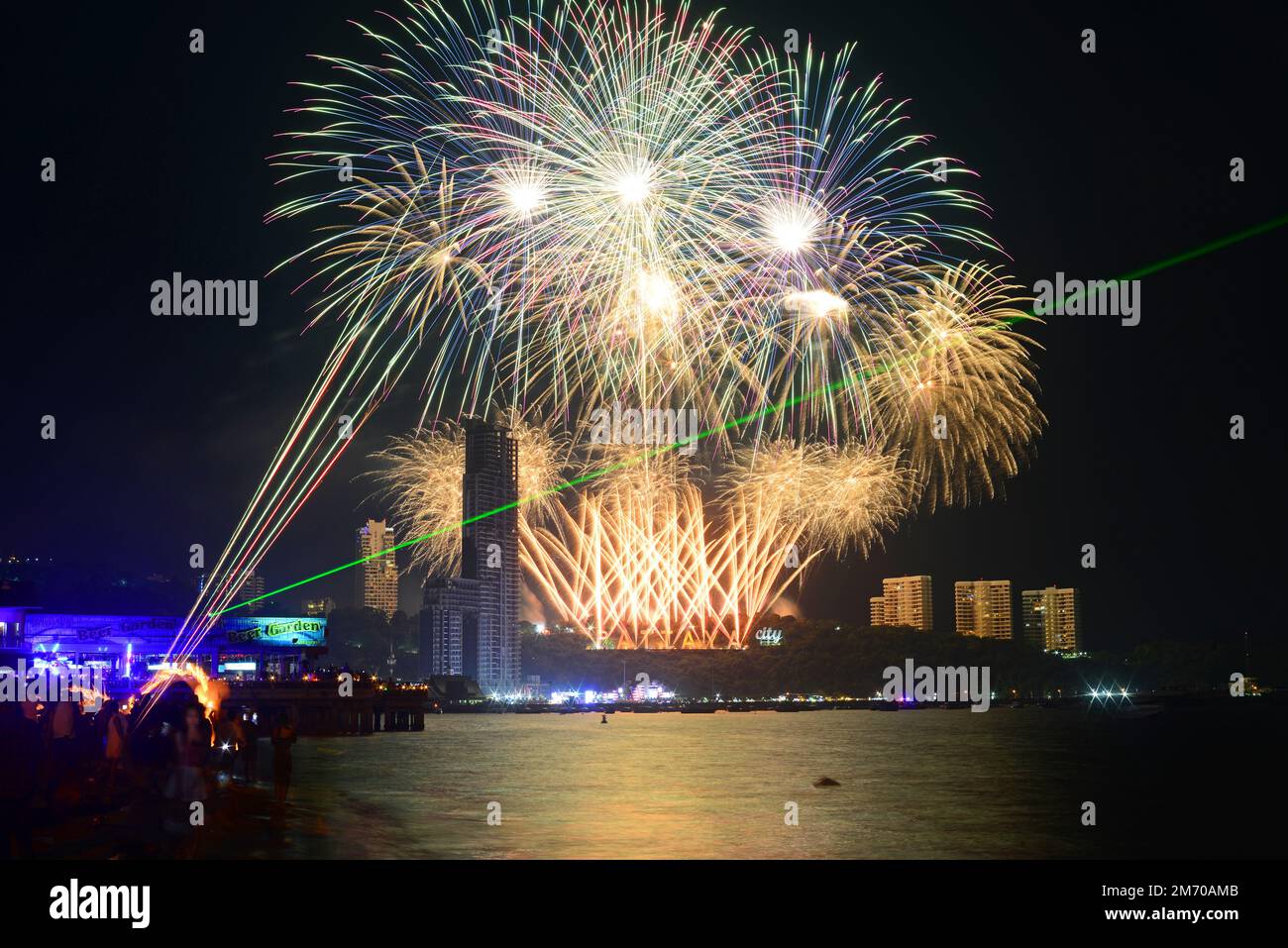 Feuerwerk und Lasershow am Strand bei Pattaya Silvesterfeierlichkeiten in Thailand Stockfoto