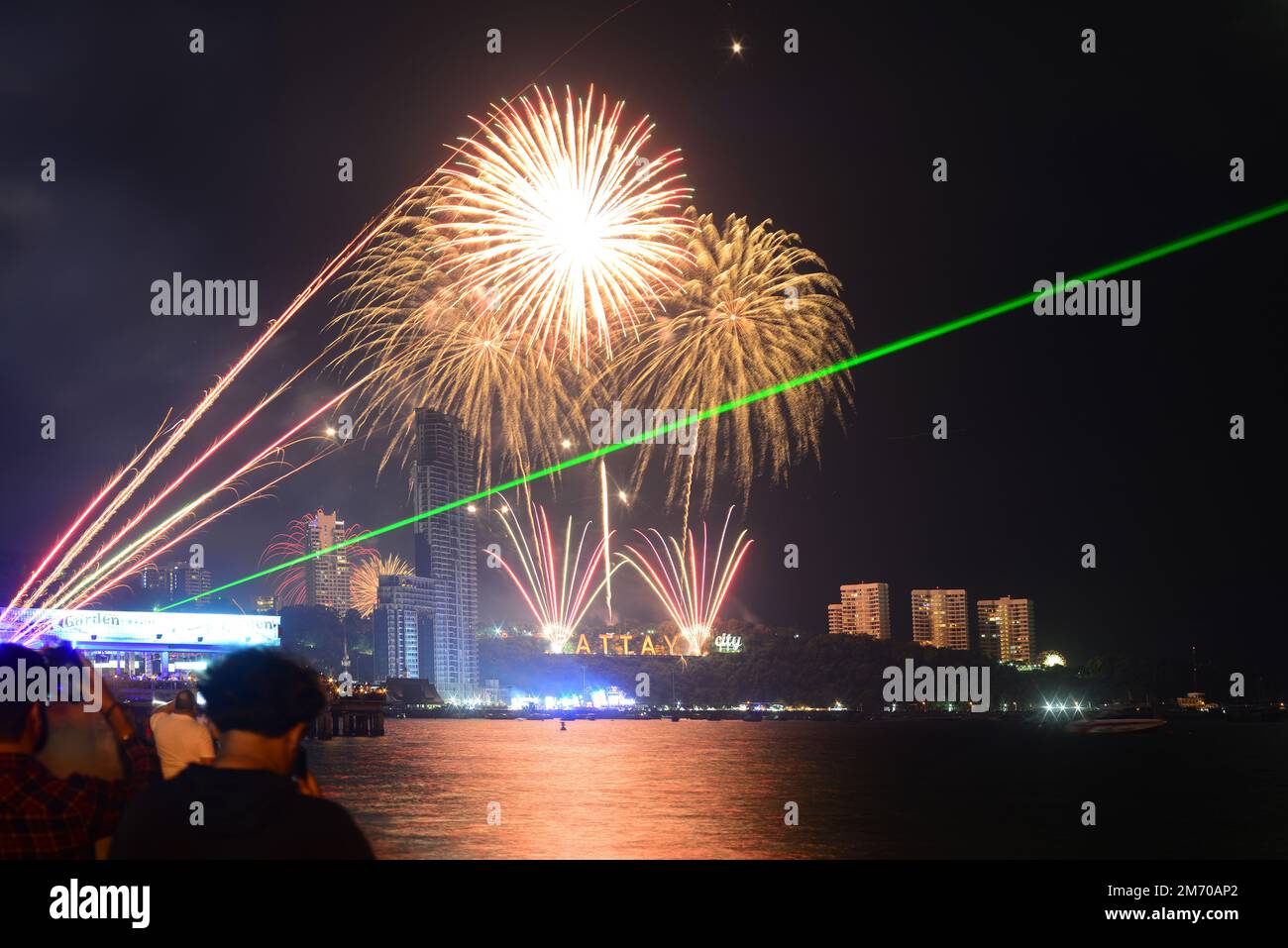 Feuerwerk und Lasershow am Strand bei Pattaya Silvesterfeierlichkeiten in Thailand Stockfoto