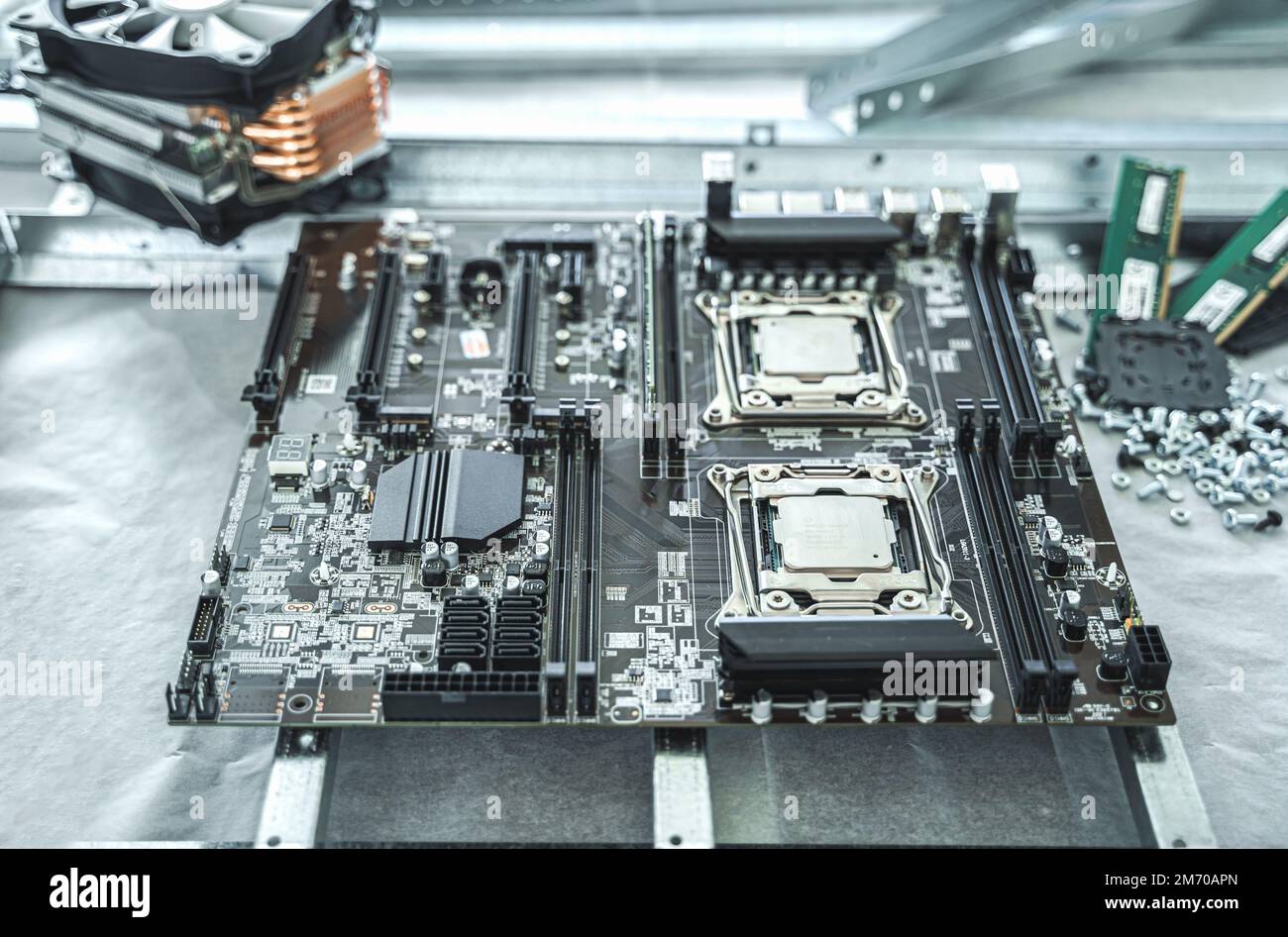 Man-Ingenieur, Sammler. Unabhängige Computer-Baugruppe. Prozessor für Einbausockel, RAM, Hauptplatine, Lüfter. Heim Krypto-Bergbau-Farm Stockfoto