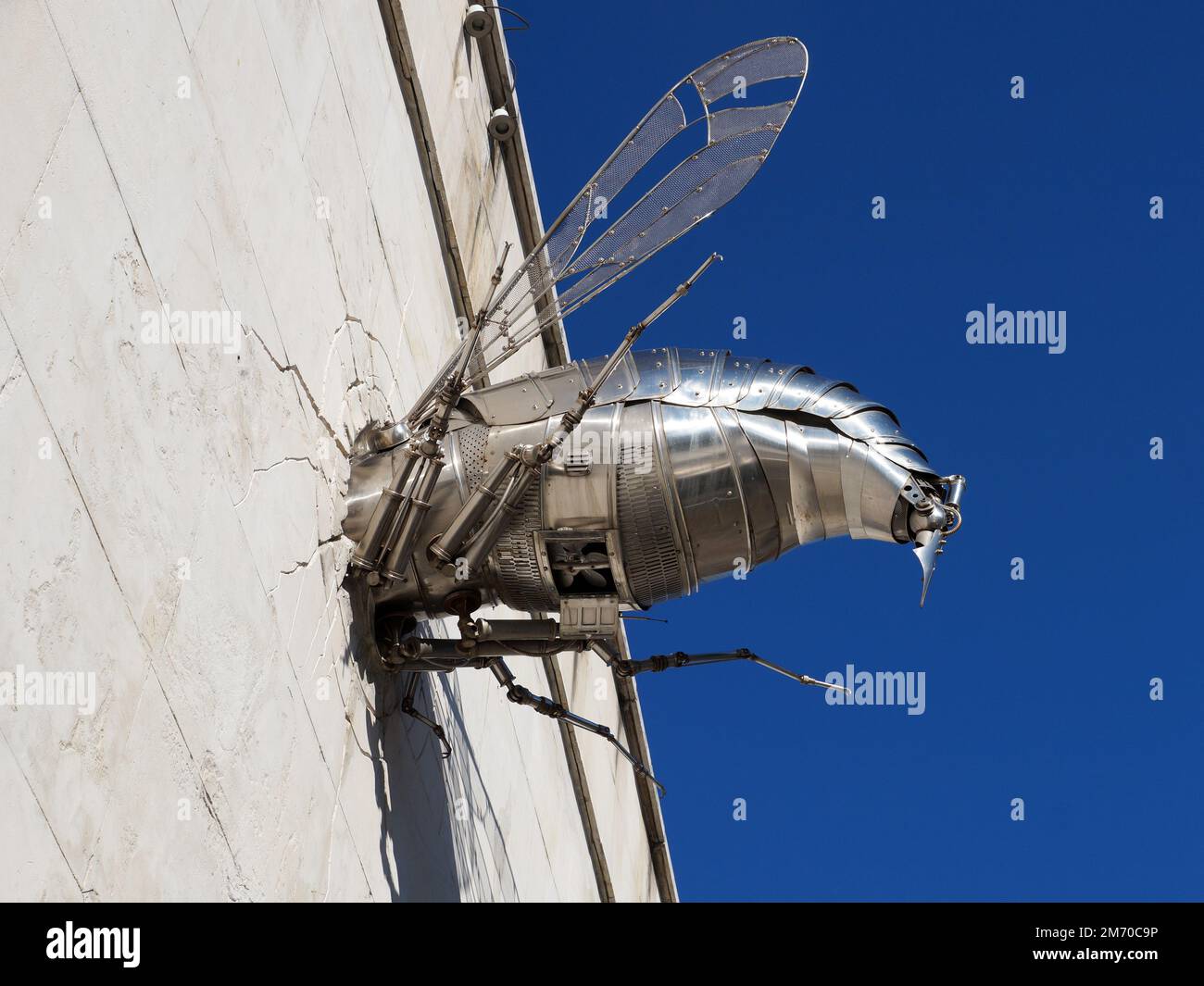 Gabrovo, Bulgarien - 25. September 2021: Metallbiene in die Wand gestürzt, humorvolle Installation im Gebäude des Humor-Museums Stockfoto