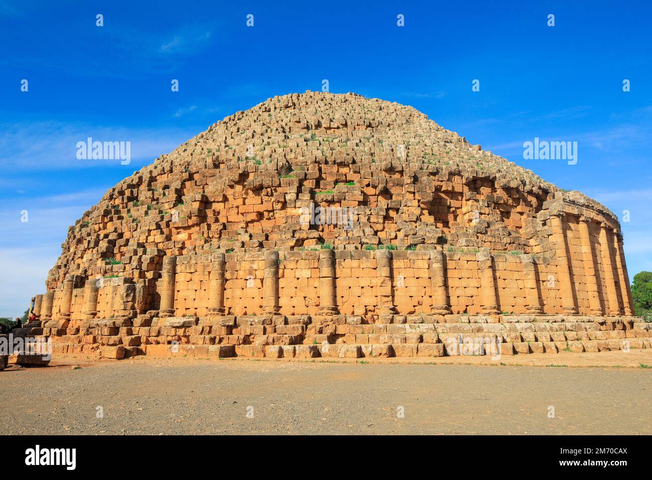 Blick aus der Vogelperspektive auf die Ruinen des Königlichen Mausoleums von Mauretania, beerdigtes numidianisches Denkmal in der Provinz Tipaza, Algerien Stockfoto