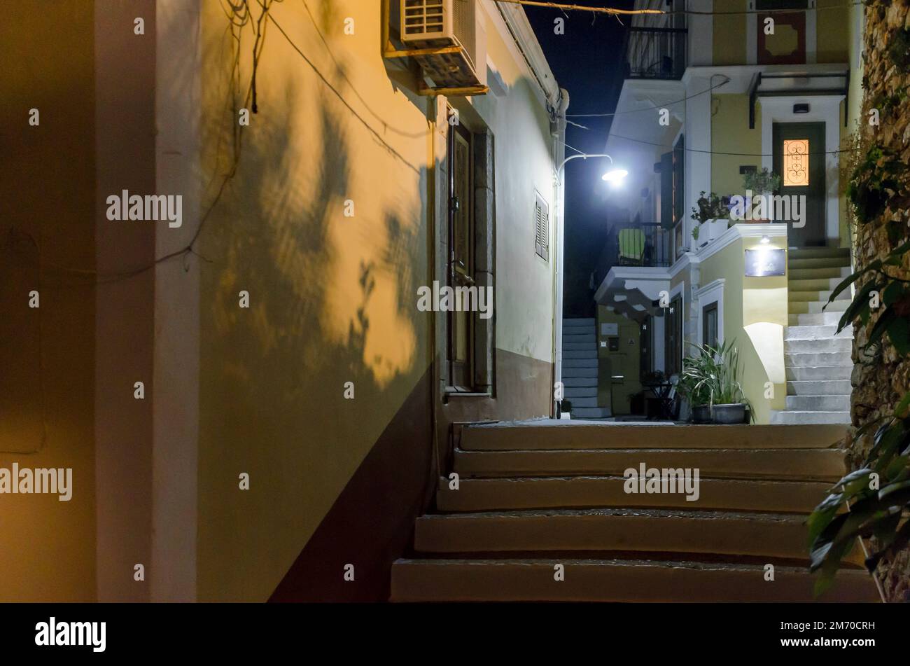 Nachtstraßen von Simi, Griechenland Stockfoto